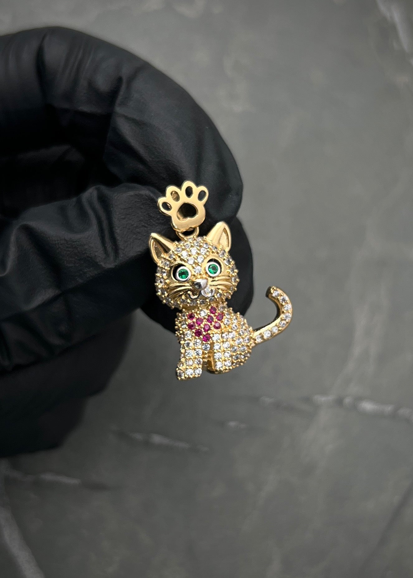 Dije gato con swarovski blanco 3.1gr / Largo 2.6cm / Oro Amarillo Nac M