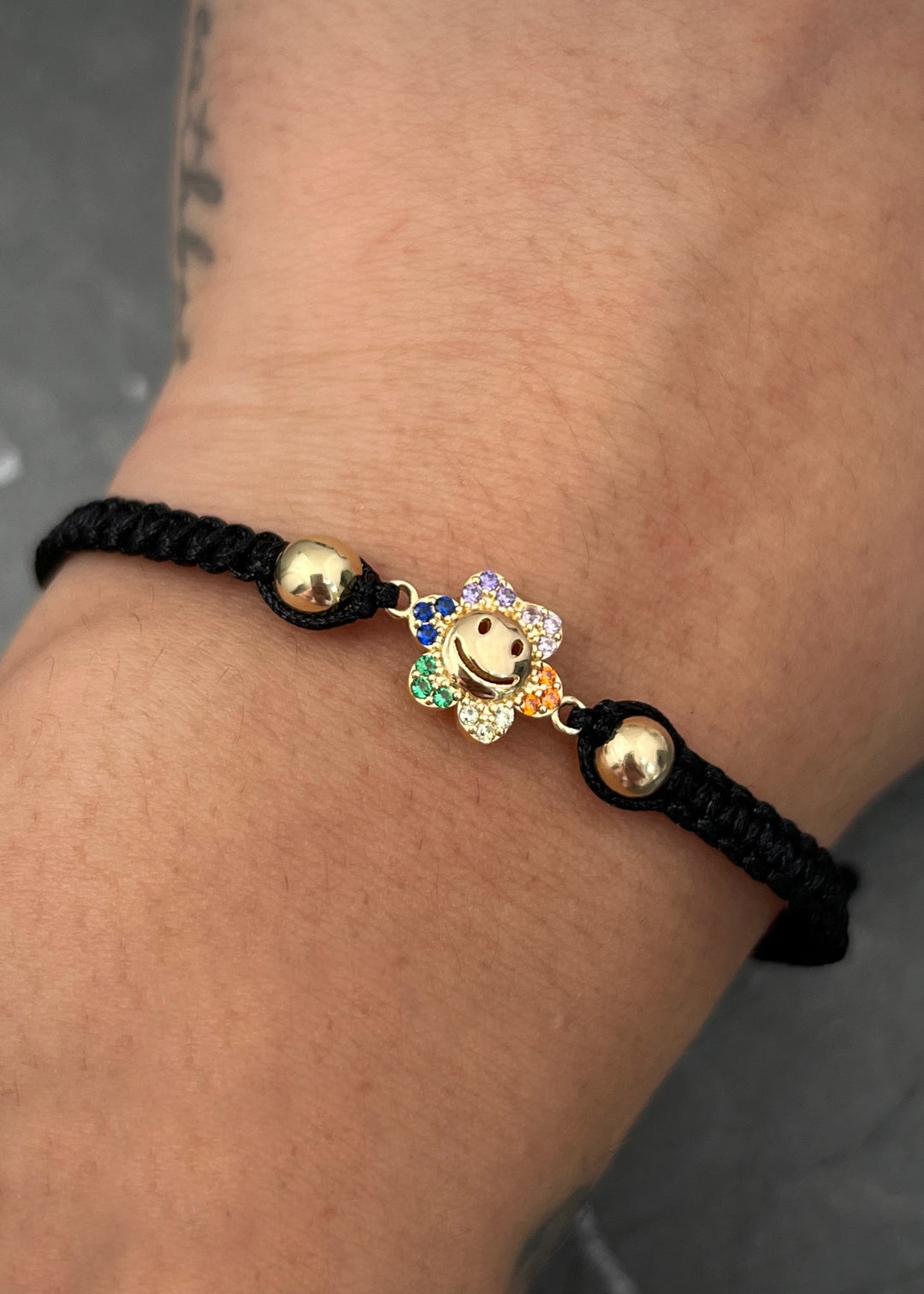 Pulsera en hilo negro con herraje flor 1.25gr — Oro Amarillo