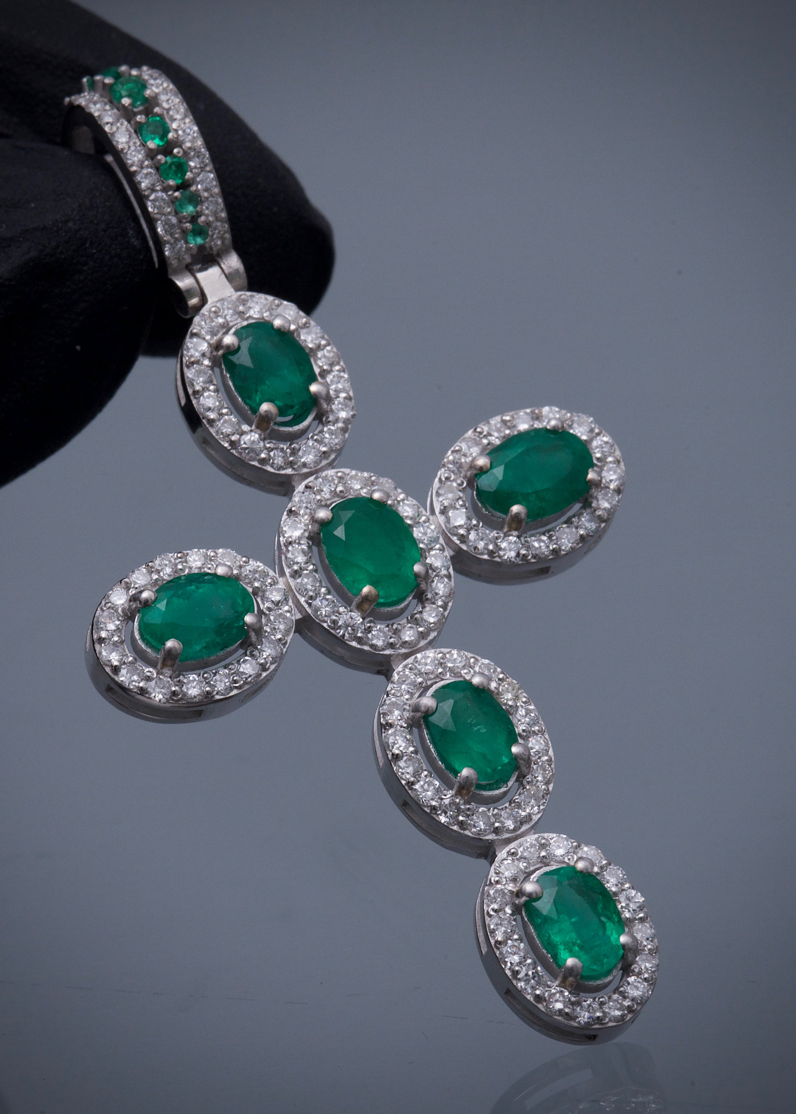 Dije cruz con 200pts de esmeralda y 200pts de diamante blanco 6.8gr / Largo 5cm / Oro Blanco (Joya) M