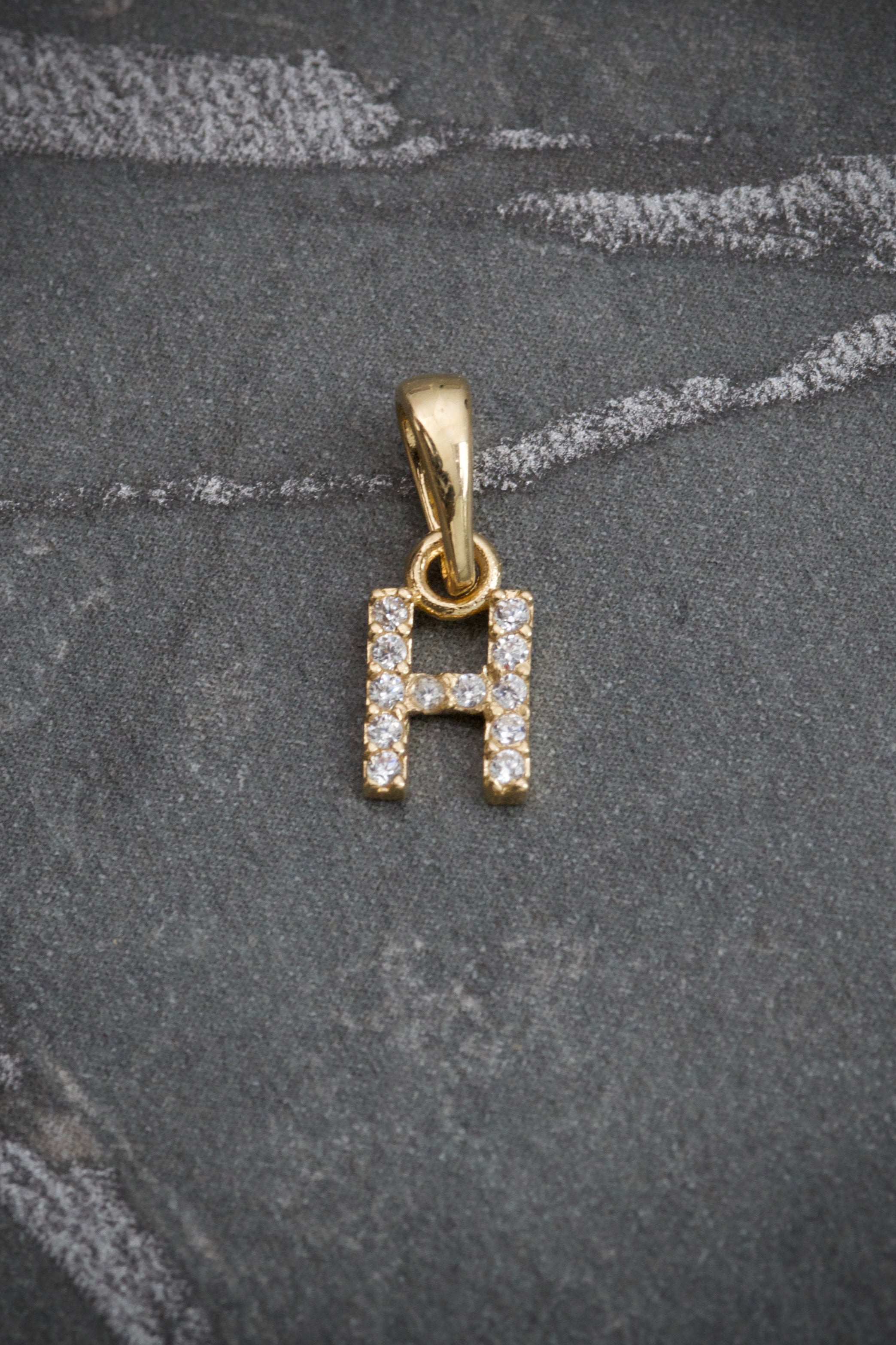 Dije de letra H con swarovski blanco 0.4gr / 1.4cm / Oro Amarillo Nac B