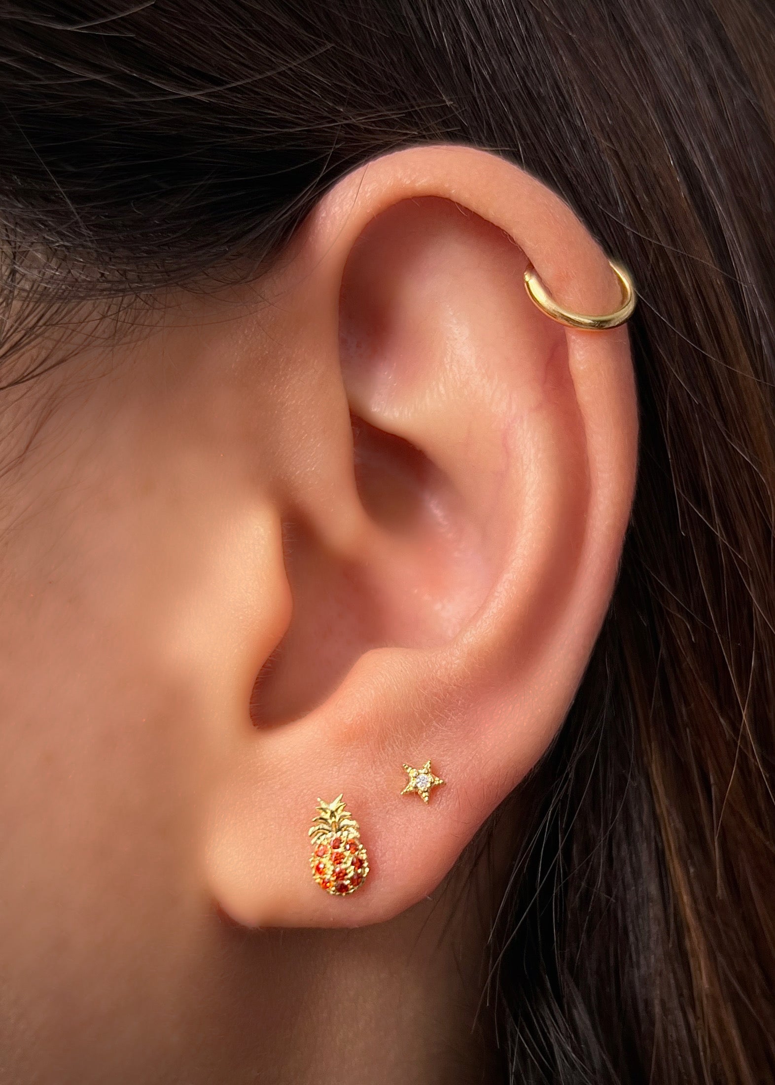 Topos piña con swarovski naranja 0.85gr / Largo 0.76cm / Oro Amarillo Nac B