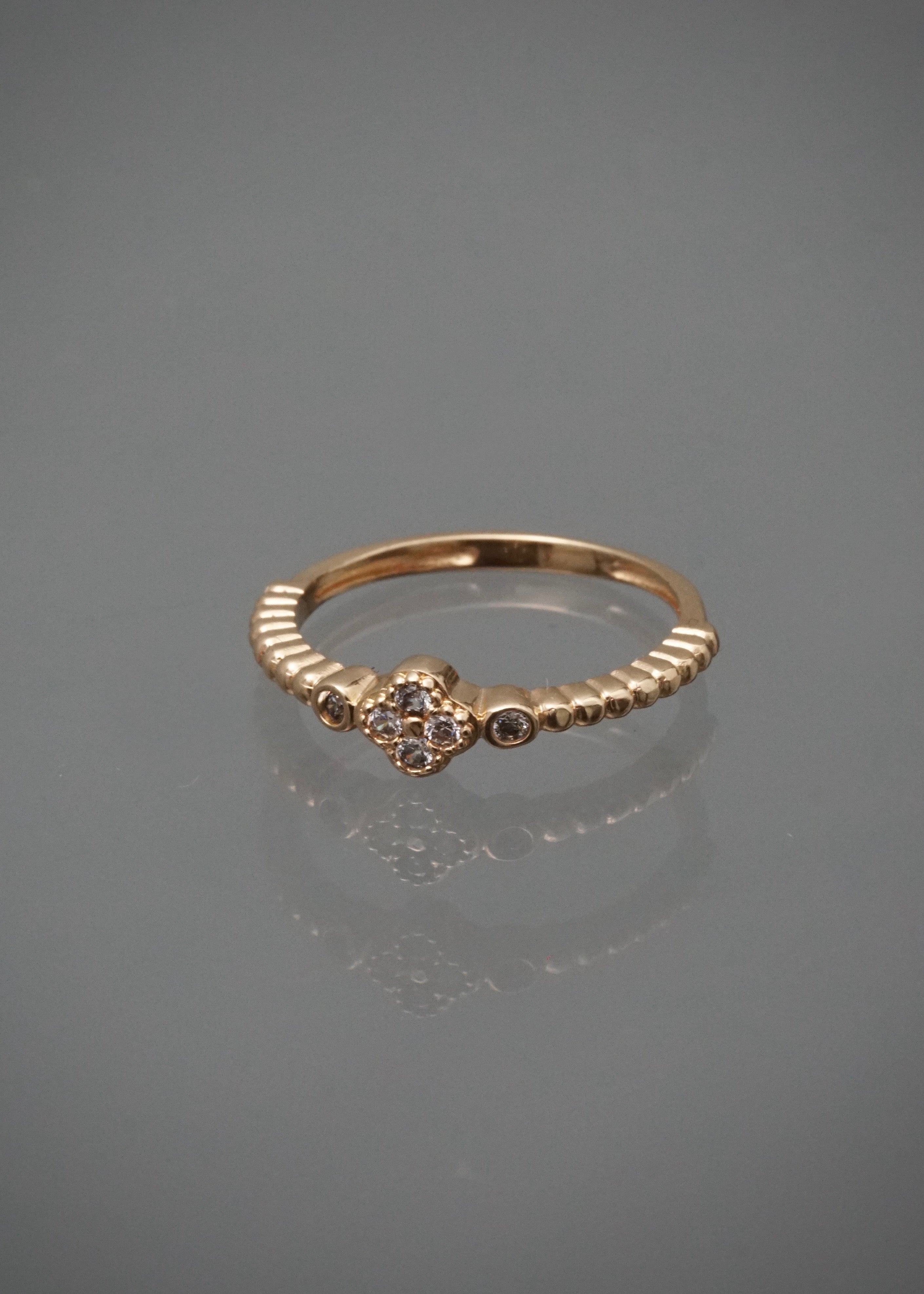 Anillo lucky clover con swarovski blanco 1.9gr / Talla 5 1/2 / Oro Amarillo Nac M