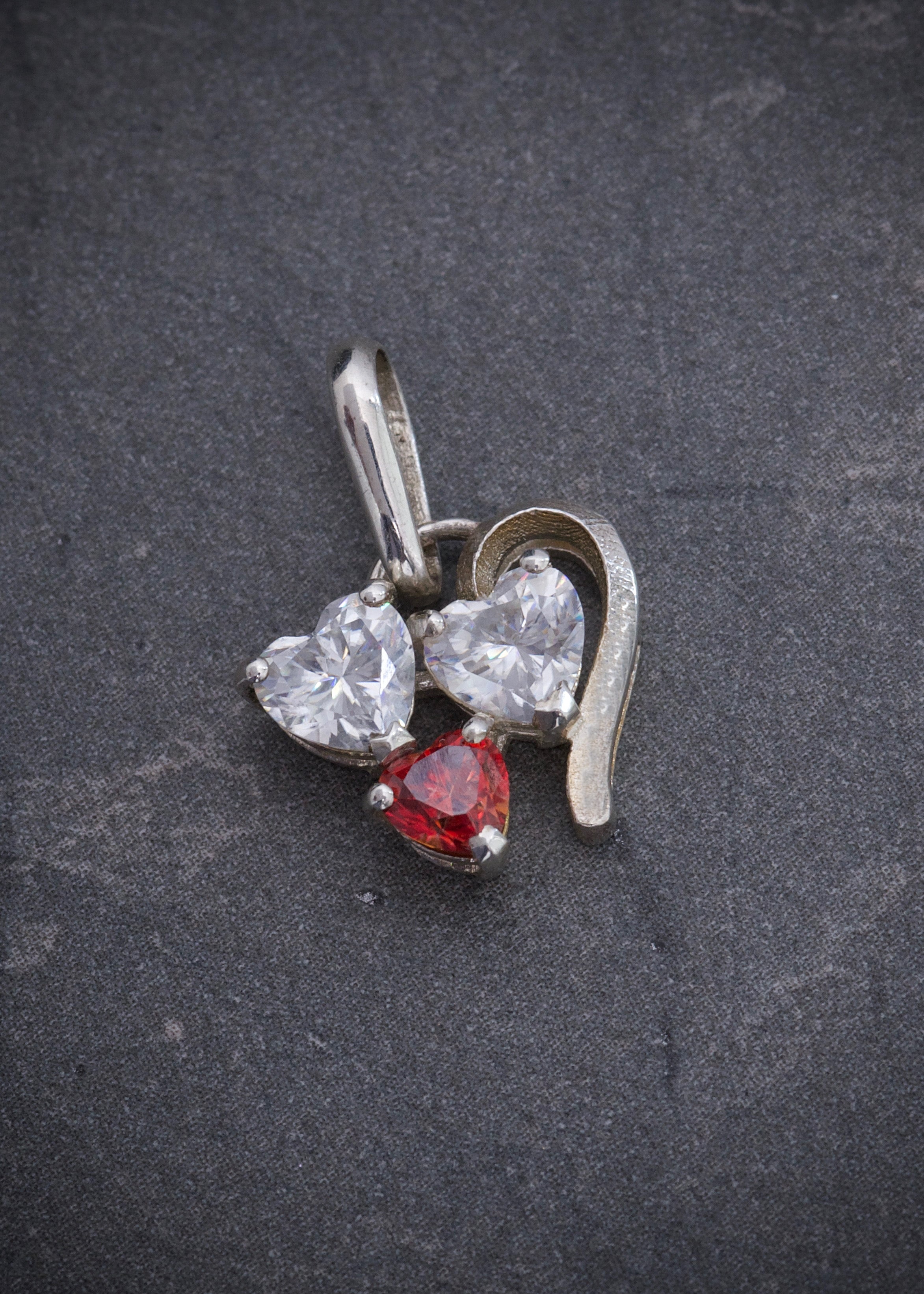 Dije corazones con 85pts de moissanitas 1.3gr / Largo 1.8cm / Plata M