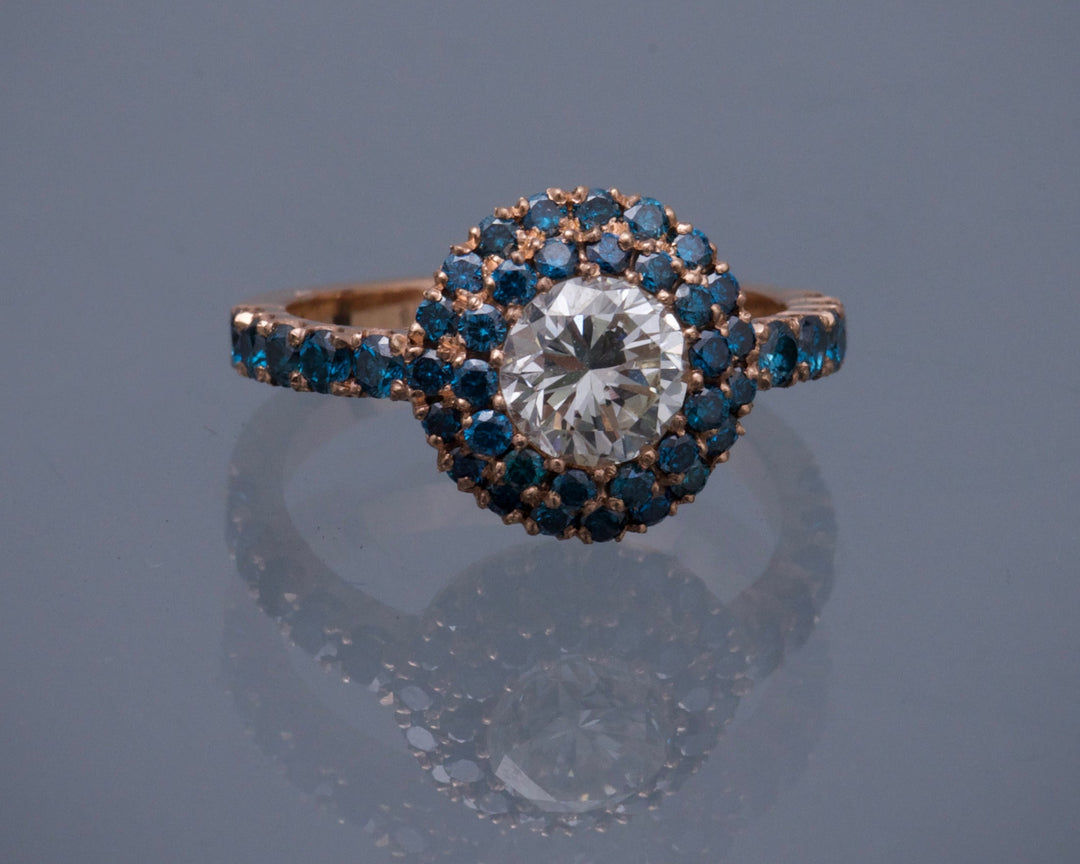 Solitario con 101pts diamante blanco / 87pts de diamantes azules 4.3gr / Talla 5 3/4 — Oro Rosado