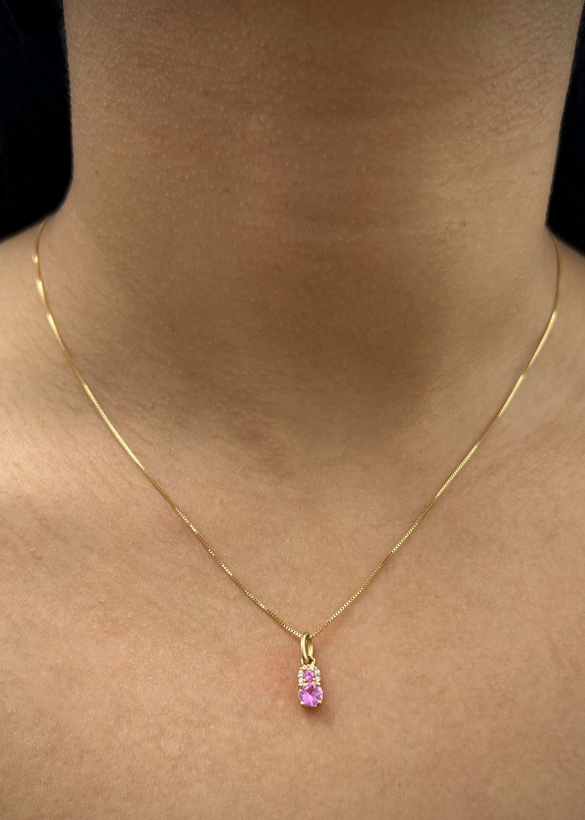 Dije con swarovski rosado y blanco 0.6gr / Largo 1.3cm / Oro Amarillo Nac B