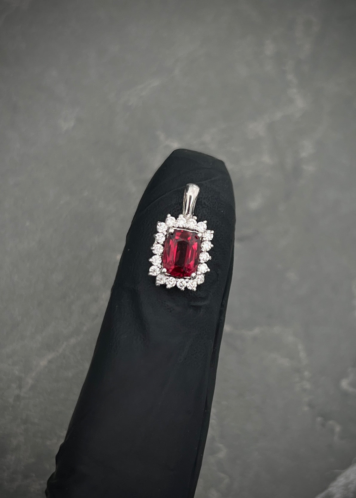 Dije con 100pts de moissanita 0.95gr / Largo: 1.4cm / Oro Blanco (Joya) B