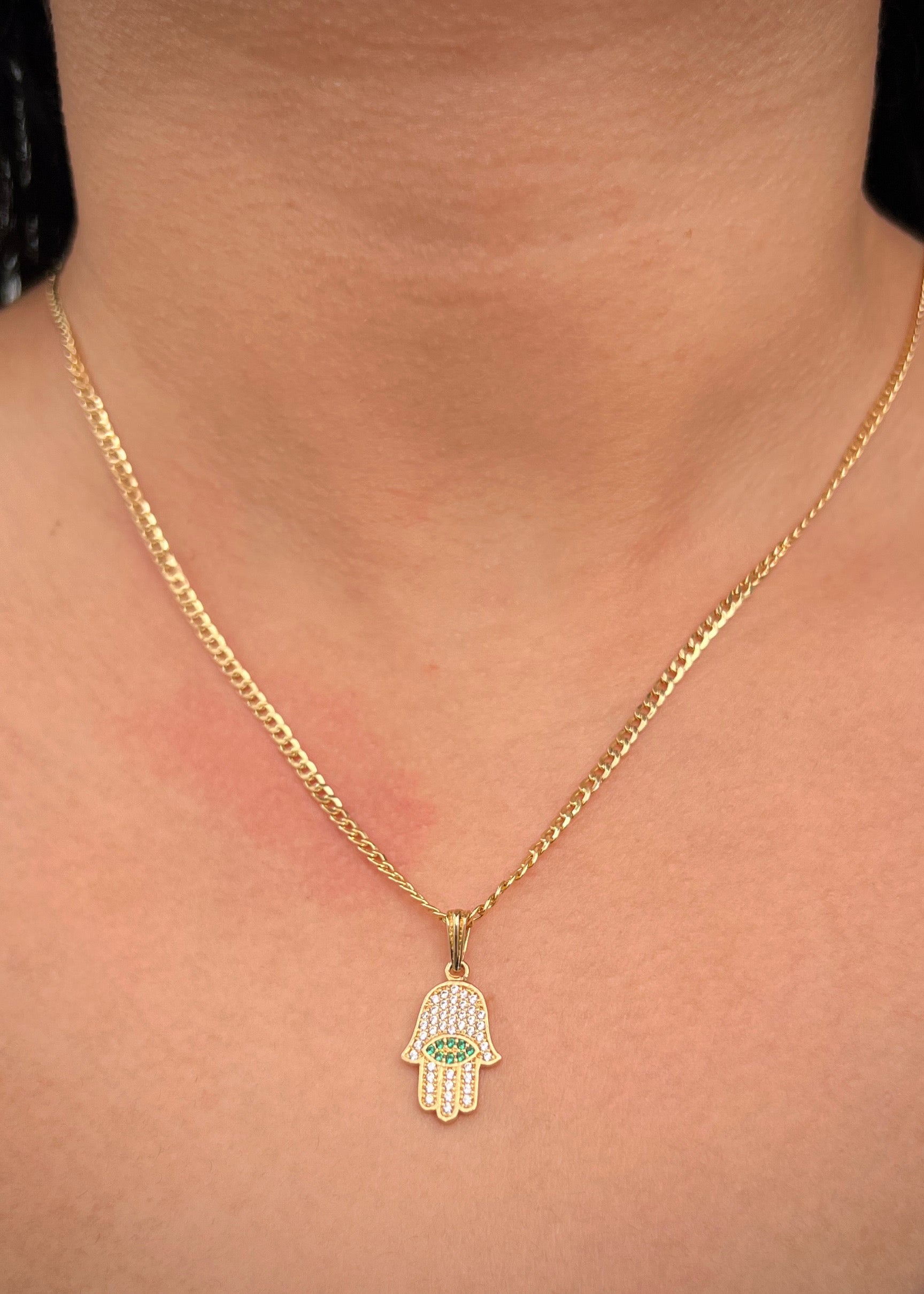 Dije mano hs con swarovski verde y blanco 1.7gr / Largo 2.4cm / Oro Amarillo Nac B