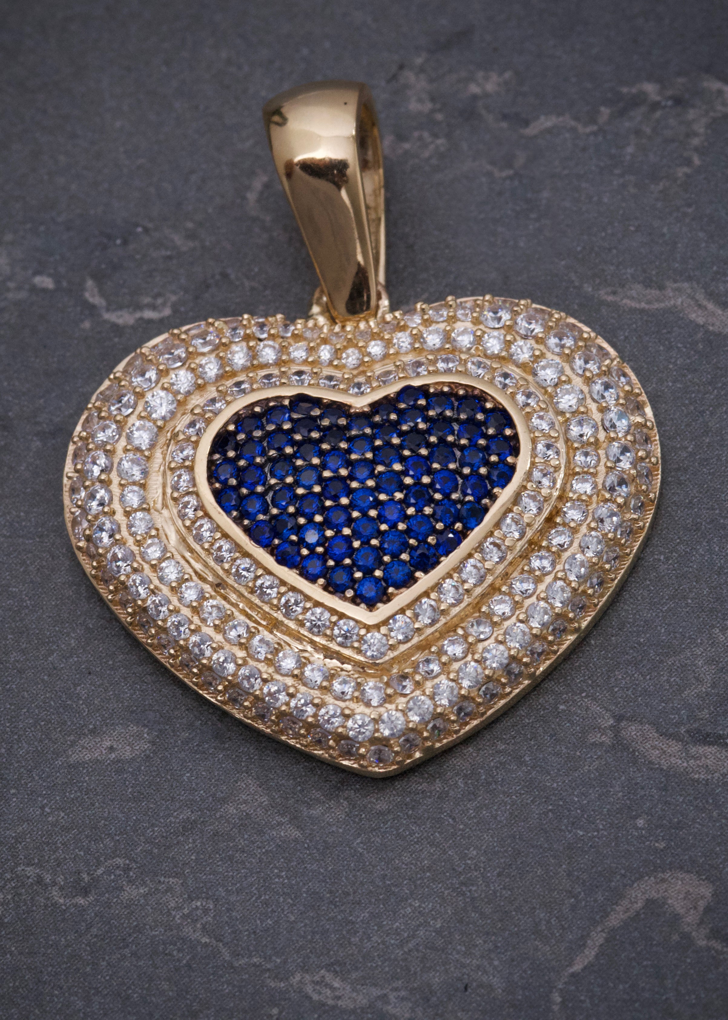 Dije corazon con wsarovski blanco y negro 8.9gr / Largo 3.5cm / Oro Amarillo Nac P