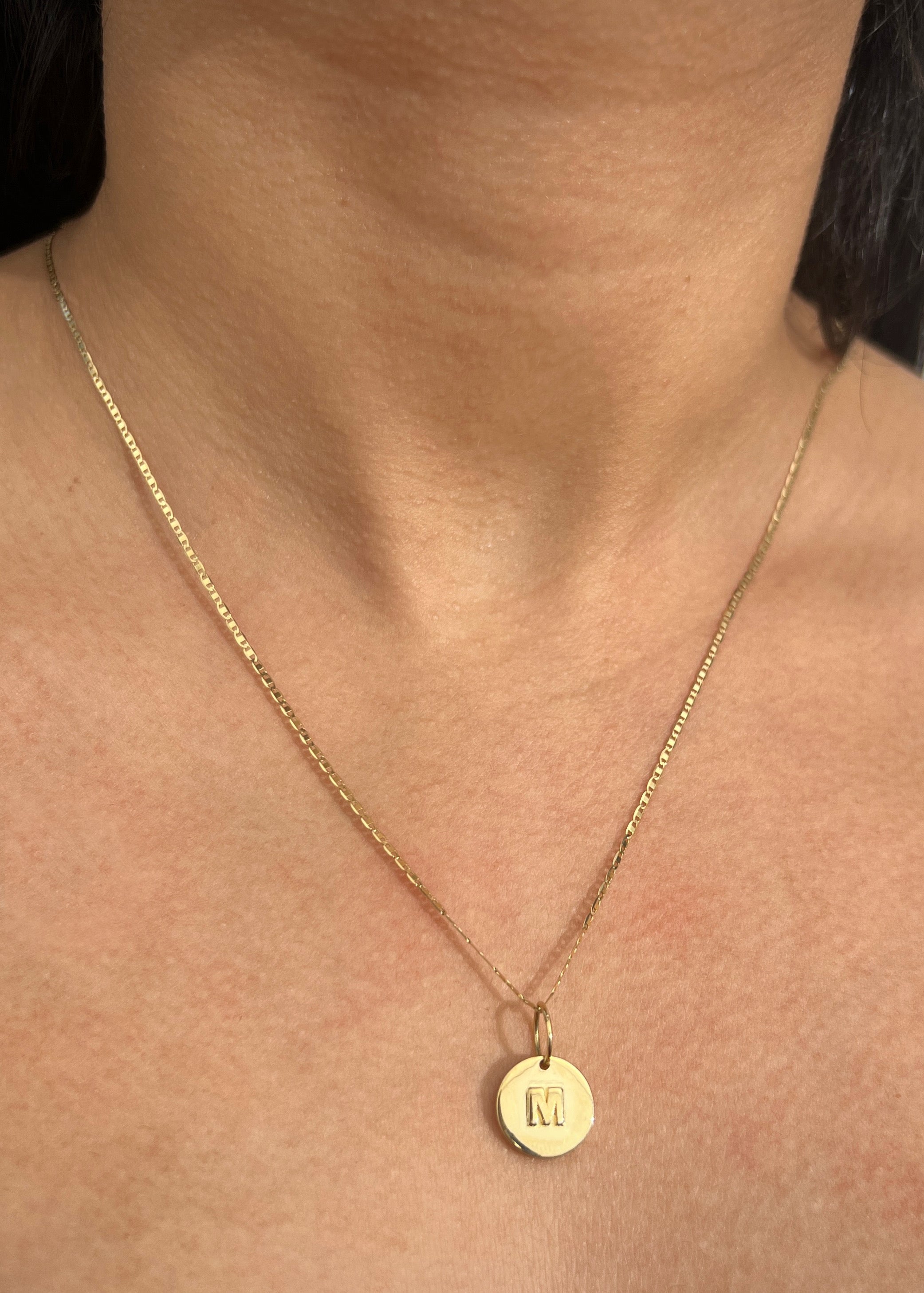 Dije letra M 2.6gr / Largo 1.8cm / Oro Amarillo Nac B