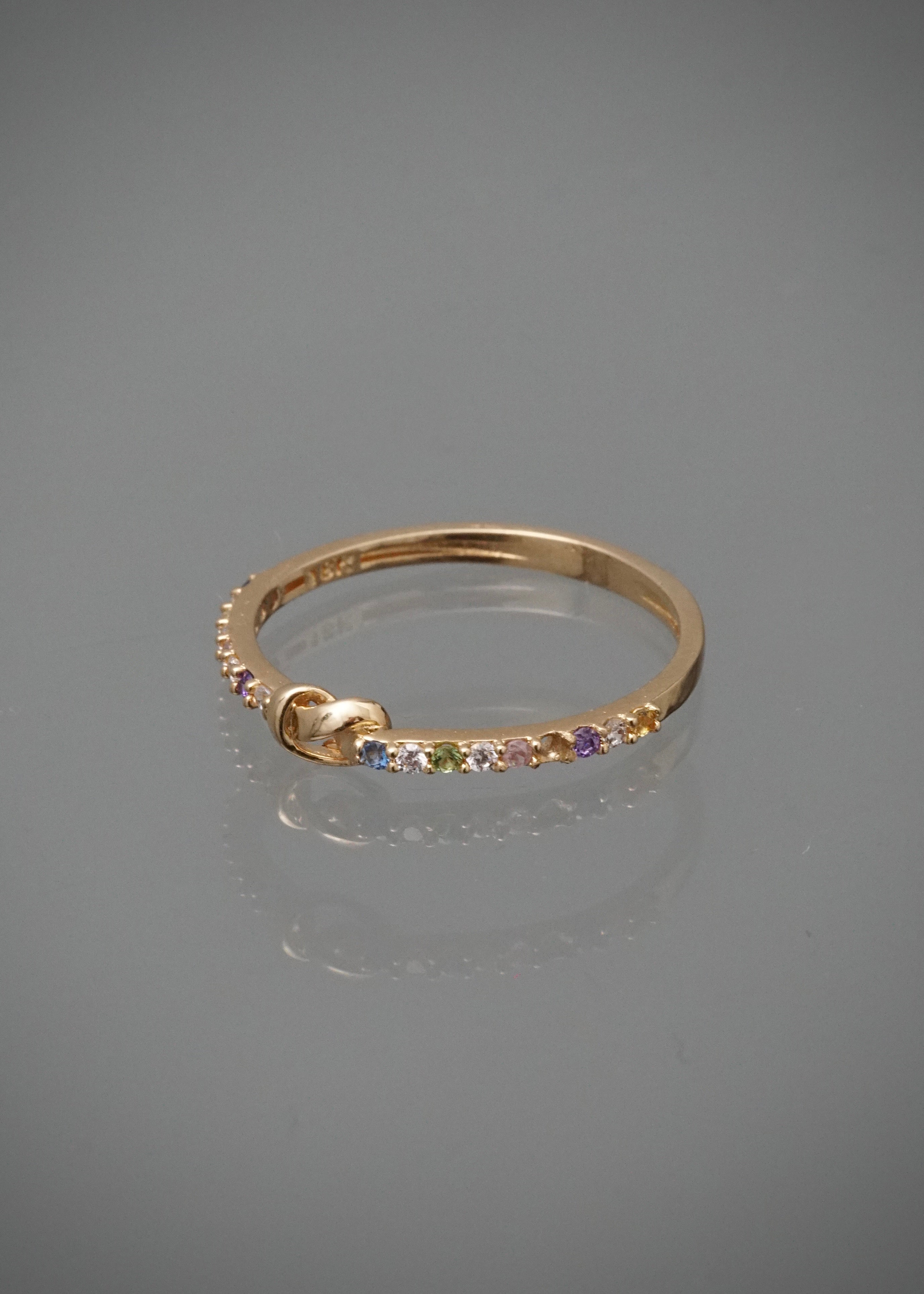 Anillo con swarovski multicolor 1.45gr / Talla 7 1/4 / Oro Amarillo Nac M