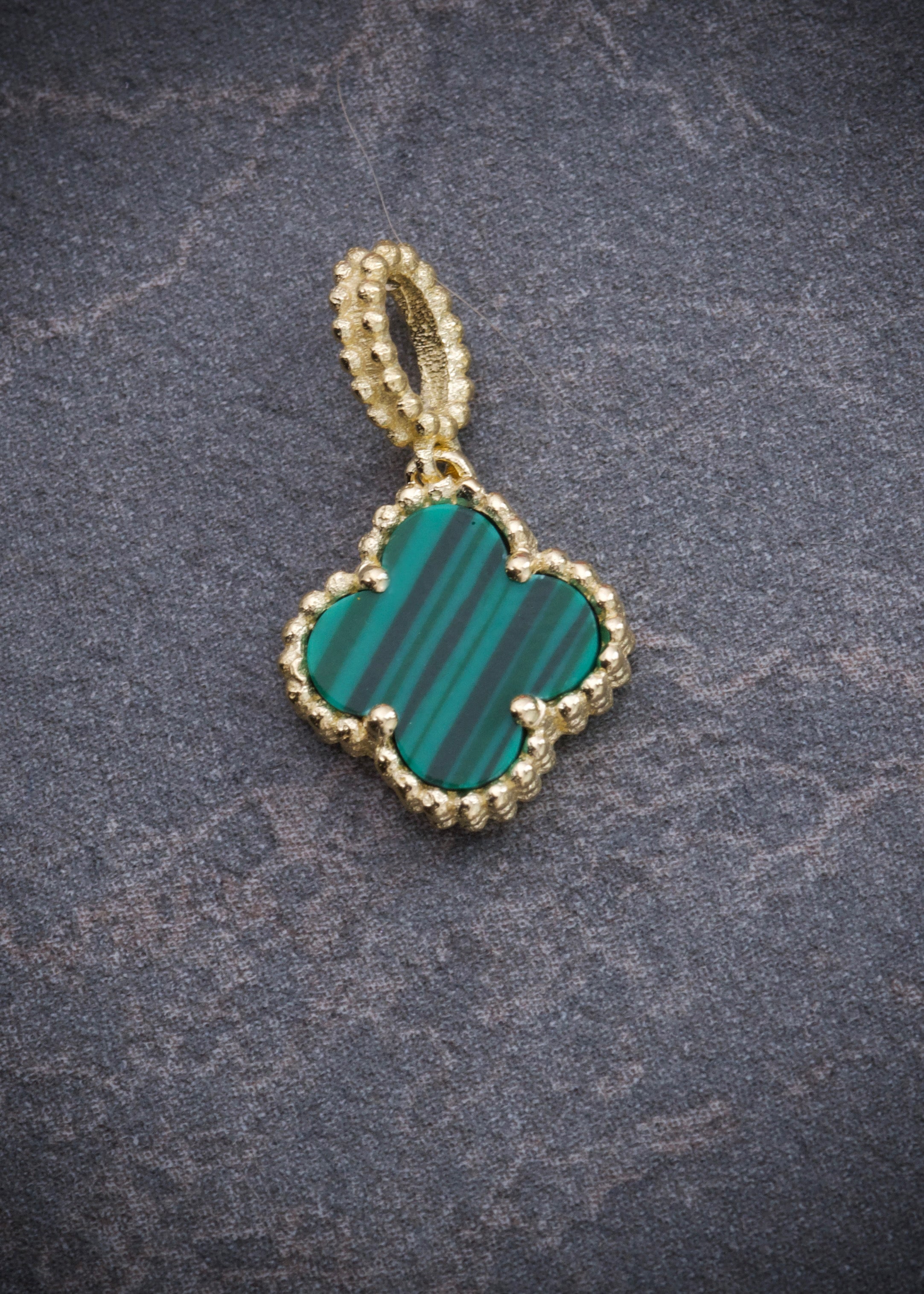 Dije lucky clover piedra verde 1.05gr / Largo 1.6cm / Oro Amarillo Nac M