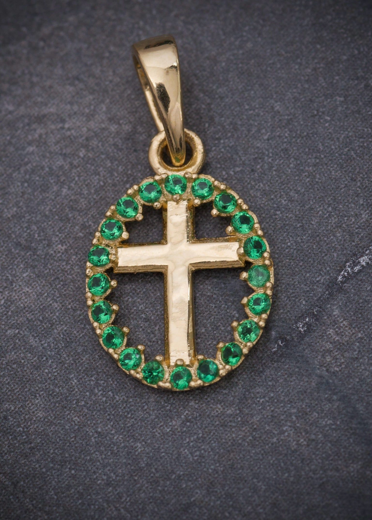 Dije medalla de cruz con swarovski verde 0.7gr / largo 1.8cm / Oro Amarillo Nac M