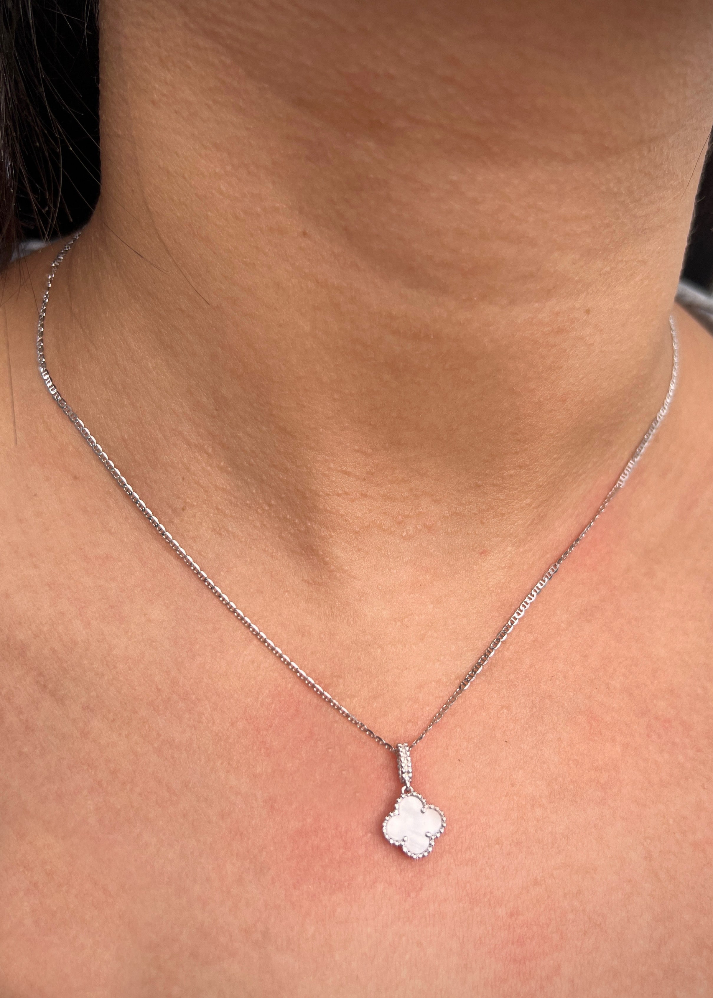 Dije Lucky Clover COn Piedra Blanca 1gr / Largo 1.6cm / Oro Blanco Nac B