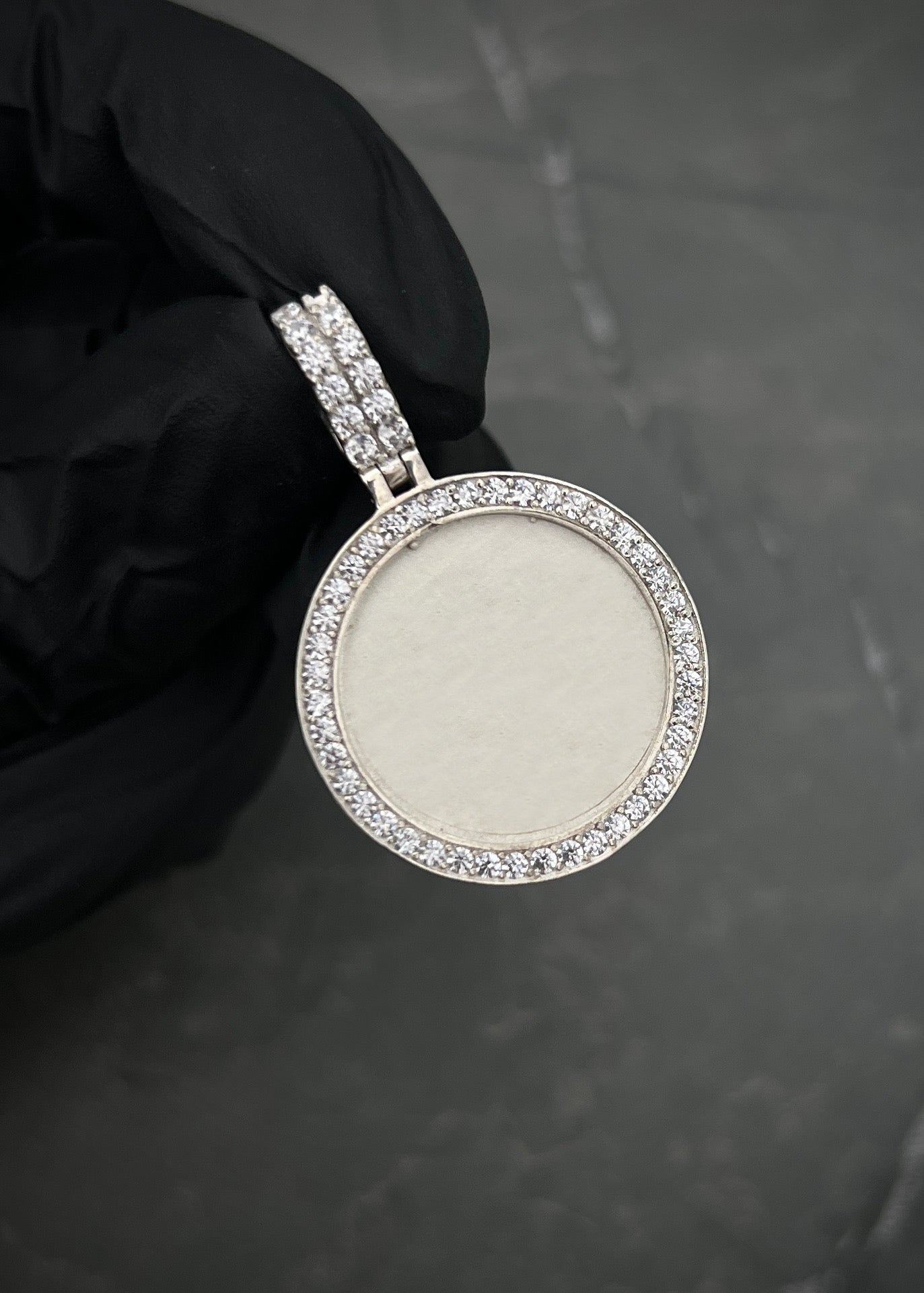 Dije placa con swarovski blanco 4.2gr / Largo 3.5cm / Plata P