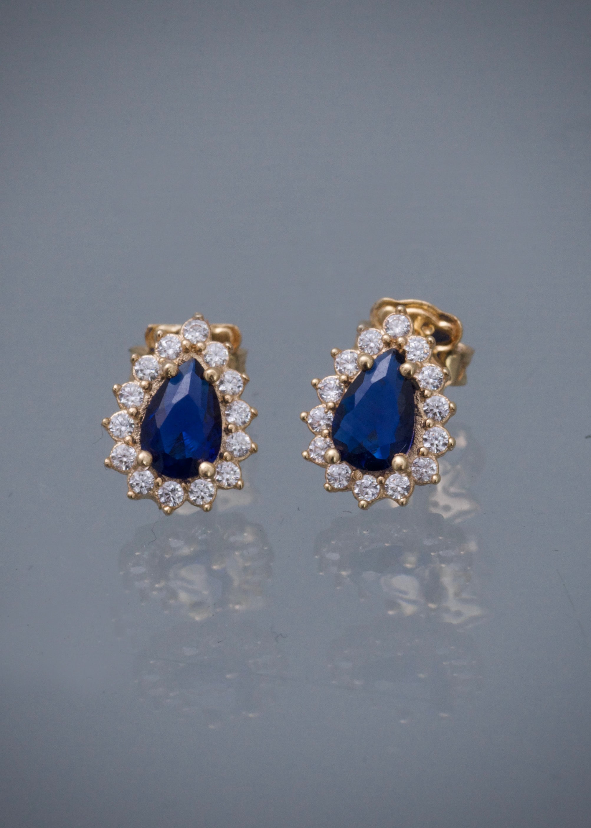 Topos gota con swarovski azul y blanco 1.7gr / Largo 1cm / Oro Amarillo Nac B