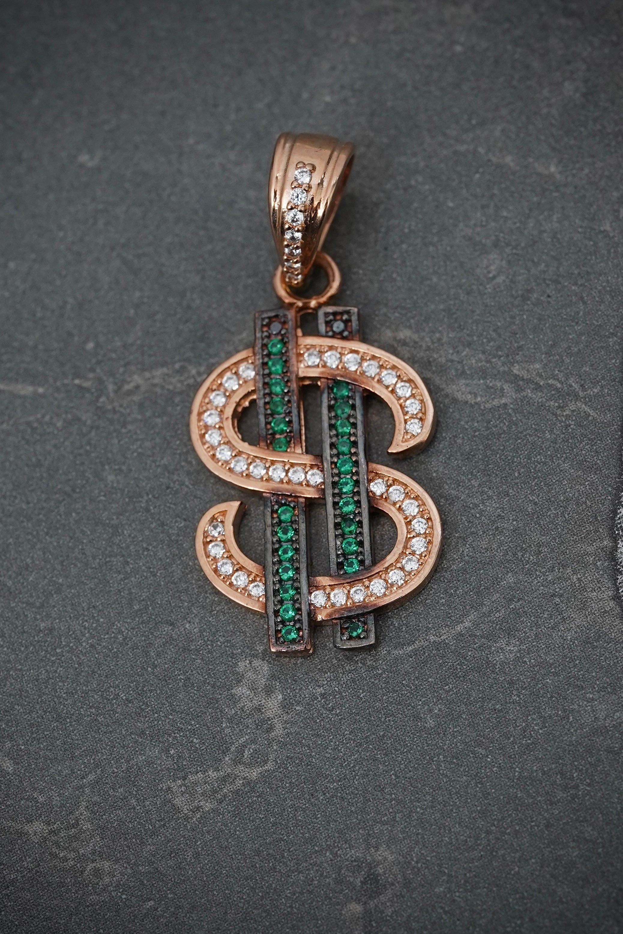 Dije Signo Peso Con Swarovski Verde Y Blanco 3.9gr / Largo 3.2cm / Oro Rosado Nac M