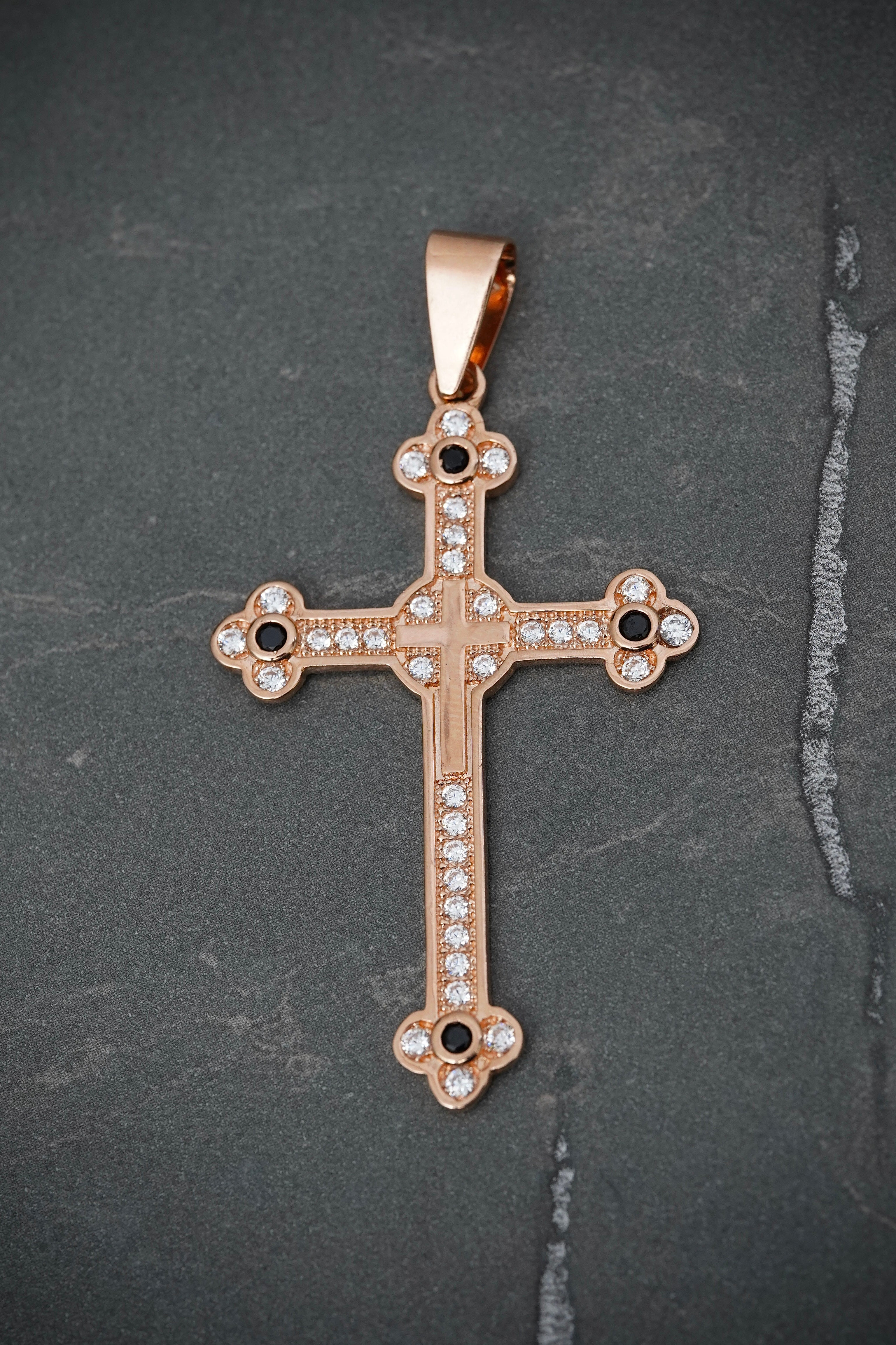 Dije Cruz Rustica Con Swarovski blanco Y Negro 6.1gr / Largo 5.7cm / Oro Rosado Nac M