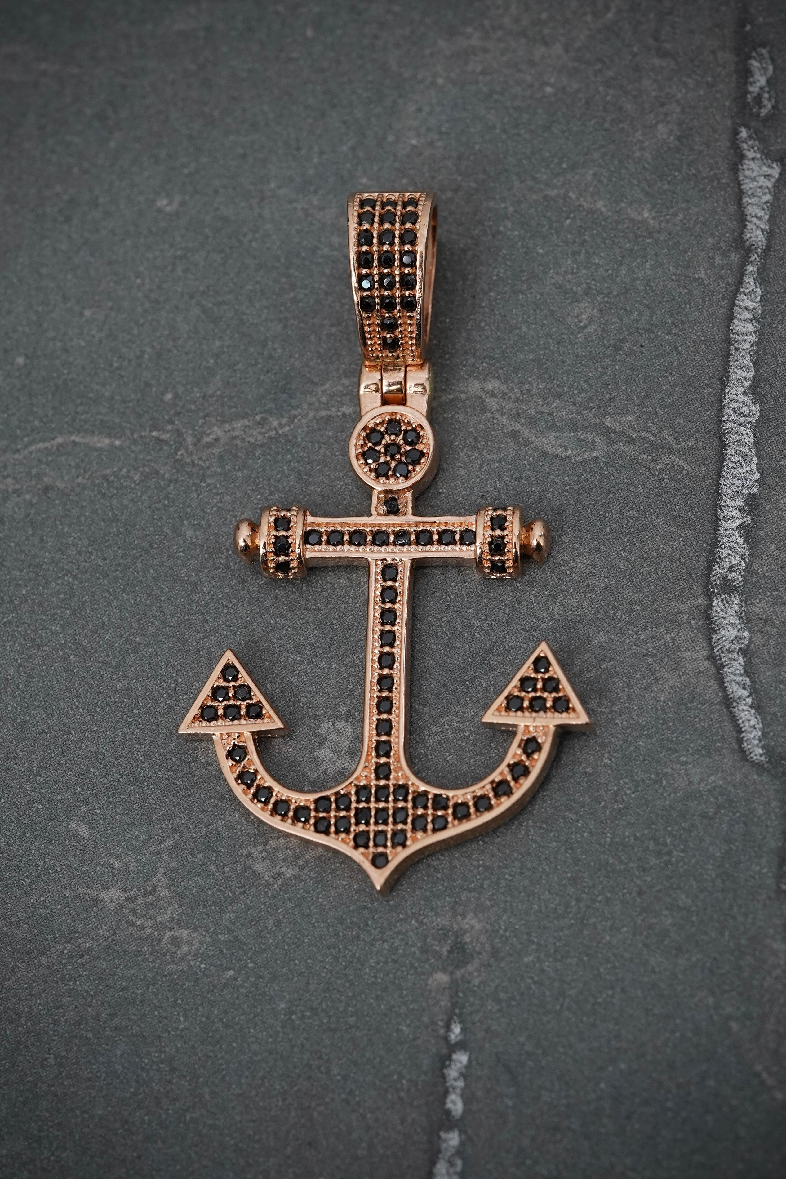 Dije Ancla Con Swarovski Negro 4.95gr / Largo 4.1cm / Oro Rosado Nac M