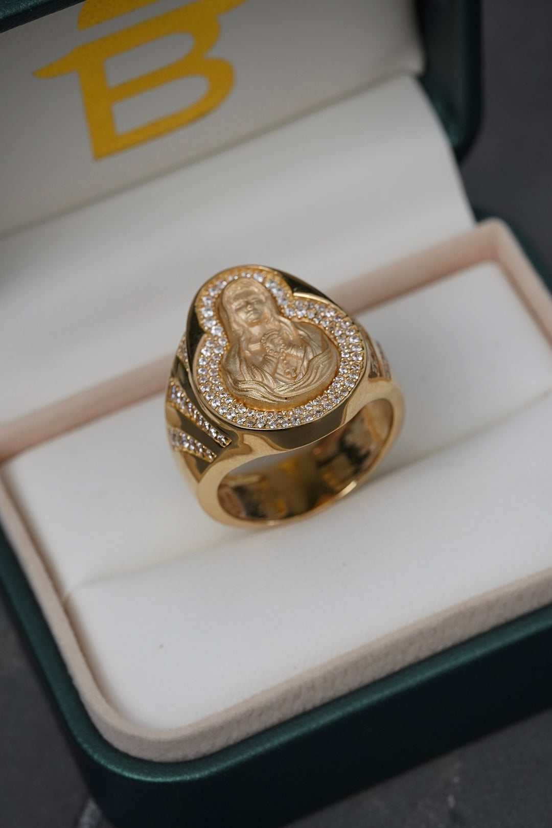 Anillo virgen de guadalupe con swarovski blanco 15gr / Talla 10 — Oro Amarillo