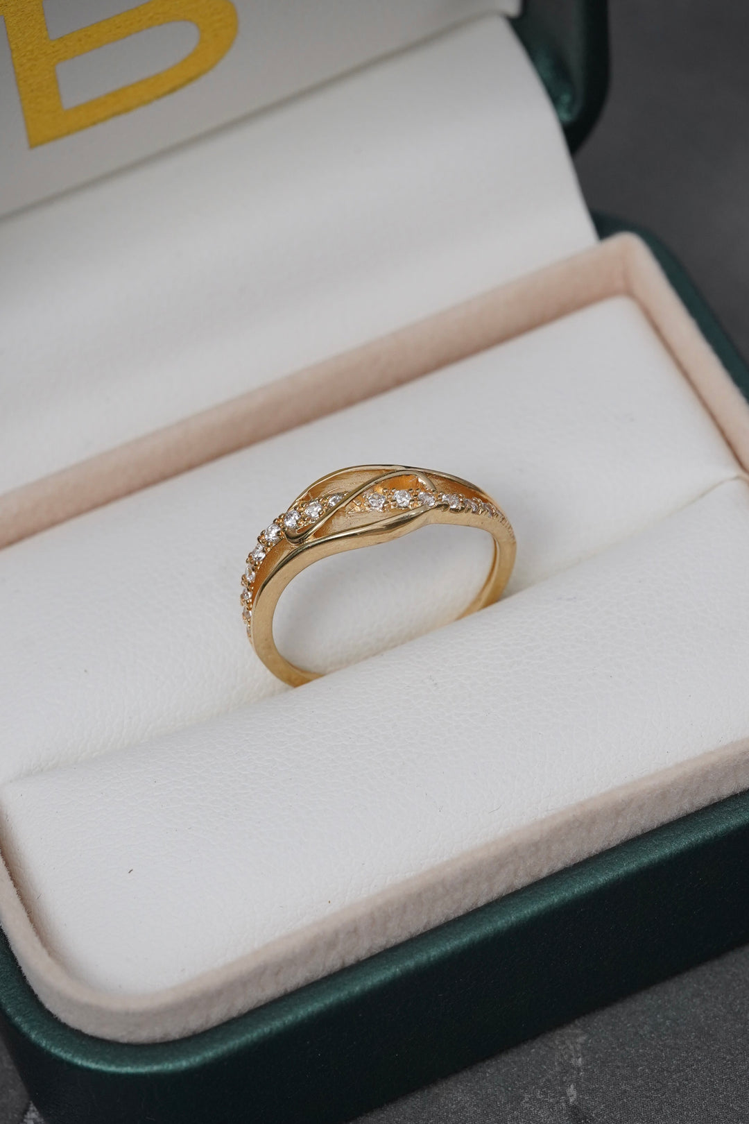 Anillo Con Swarovski Blanco 2.45gr / Talla 6 3/4 — Oro Amarillo