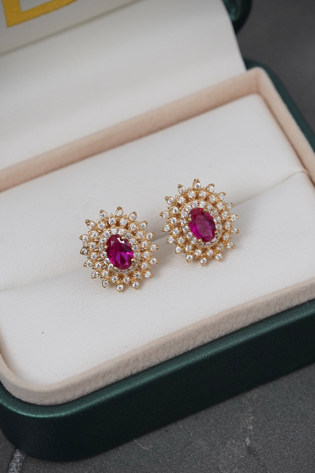 Topos Ovalado Con Swarovski Central Fucsia Y Laterales Blancos 4.35gr / Largo 1.4cm — Oro Amarillo