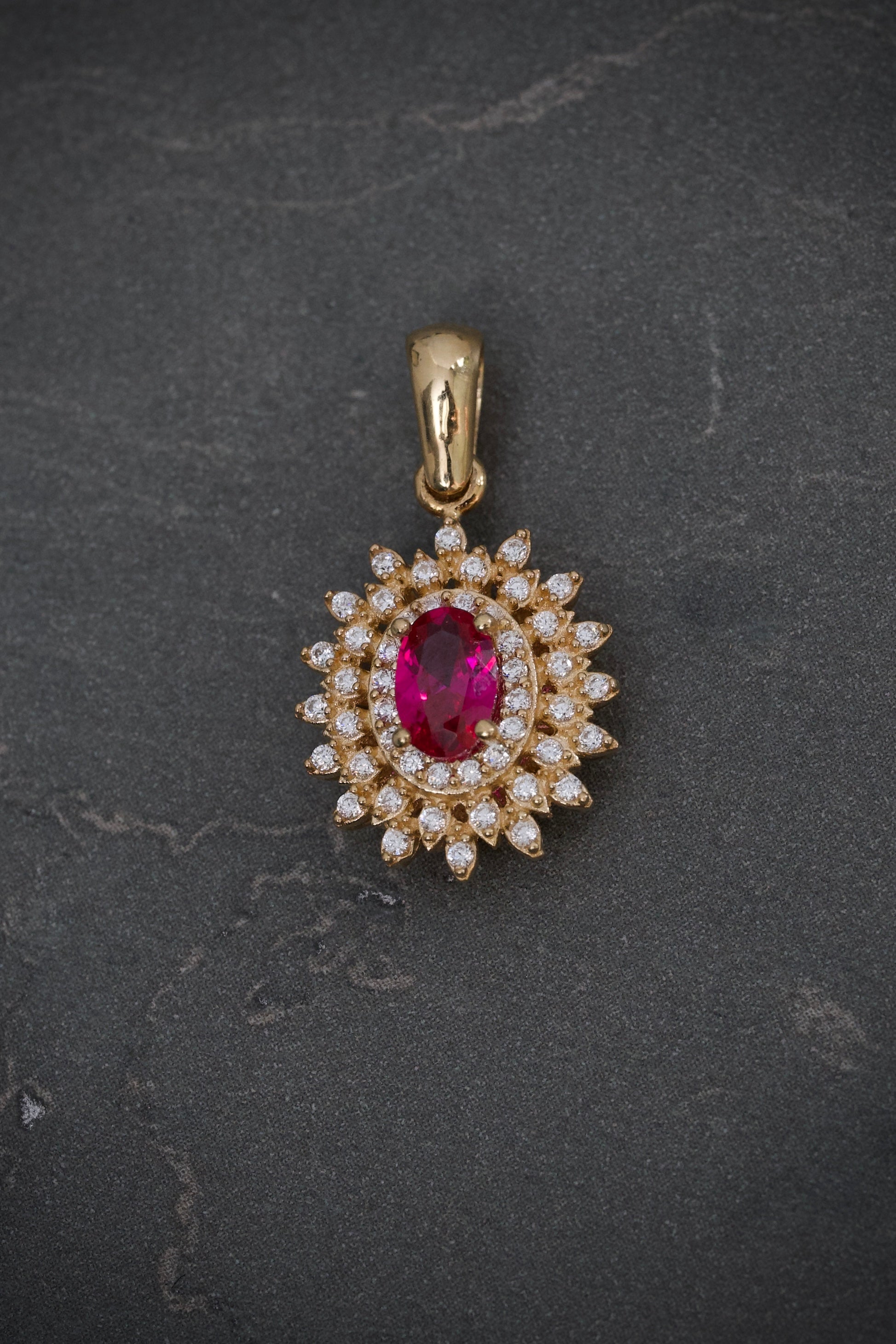 Dije Ovalado Con Swarovski Central Fucsia Y Laterales Blancos 2.45gr / Largo 2.2cm / Oro Amarillo Nac M