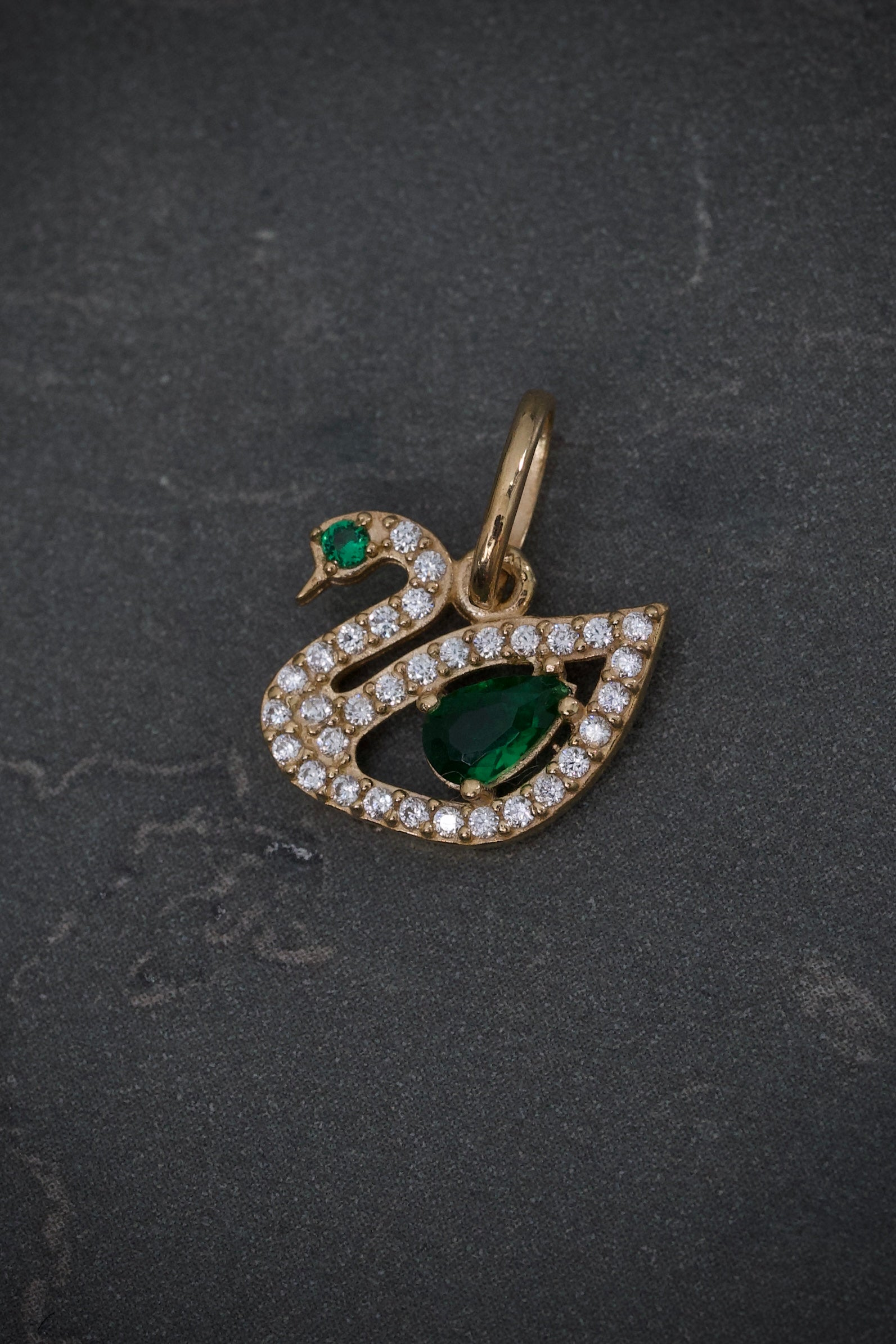 Dije Cisne Con Swarovski Verde Y Blanco 1.1gr / Largo 1.5cm / Oro Amarillo Nac M