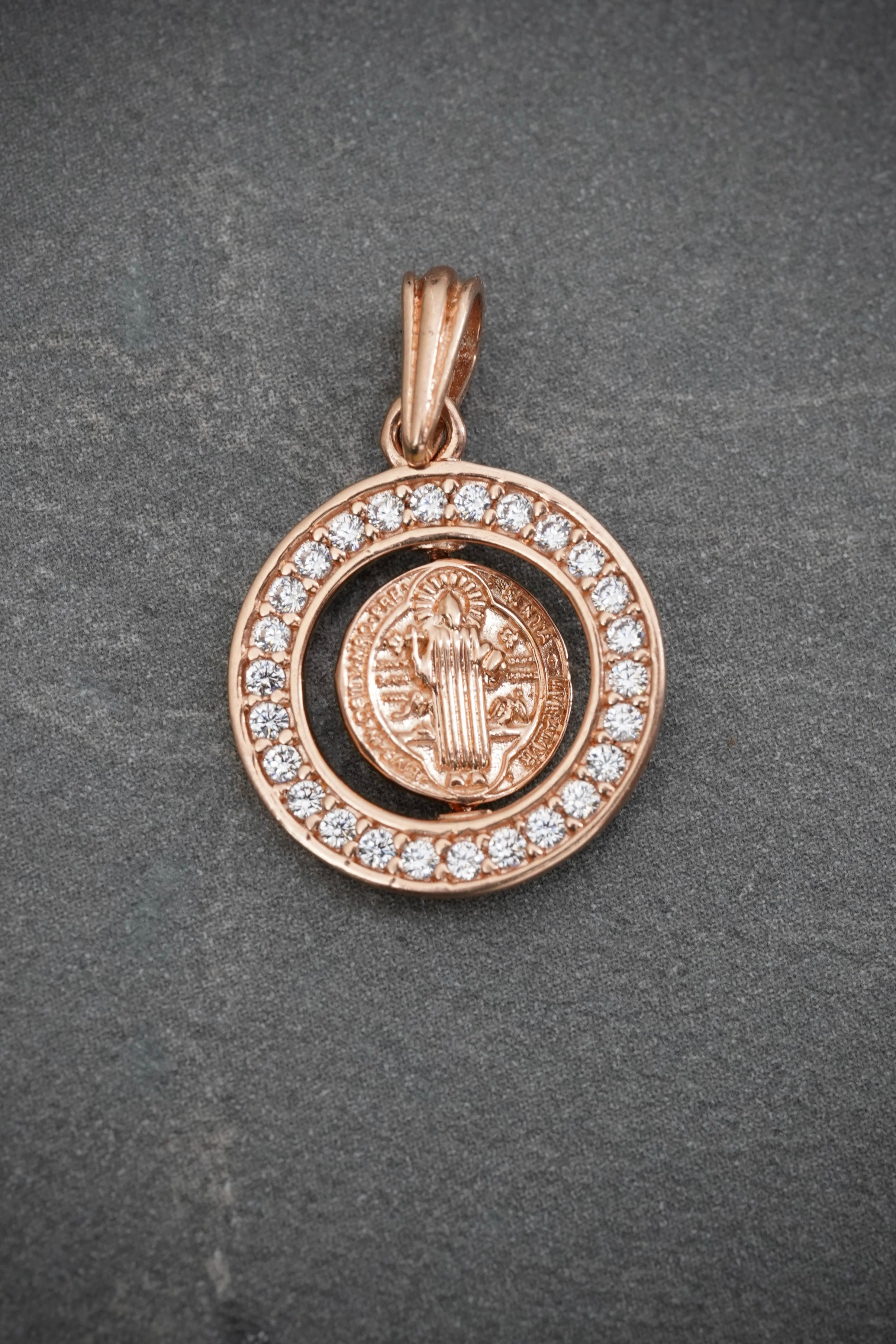 Dije San Benito Giratorio Con Swarovski Blanco 1.9gr / Largo 2.1cm / Oro Rosado Nac M