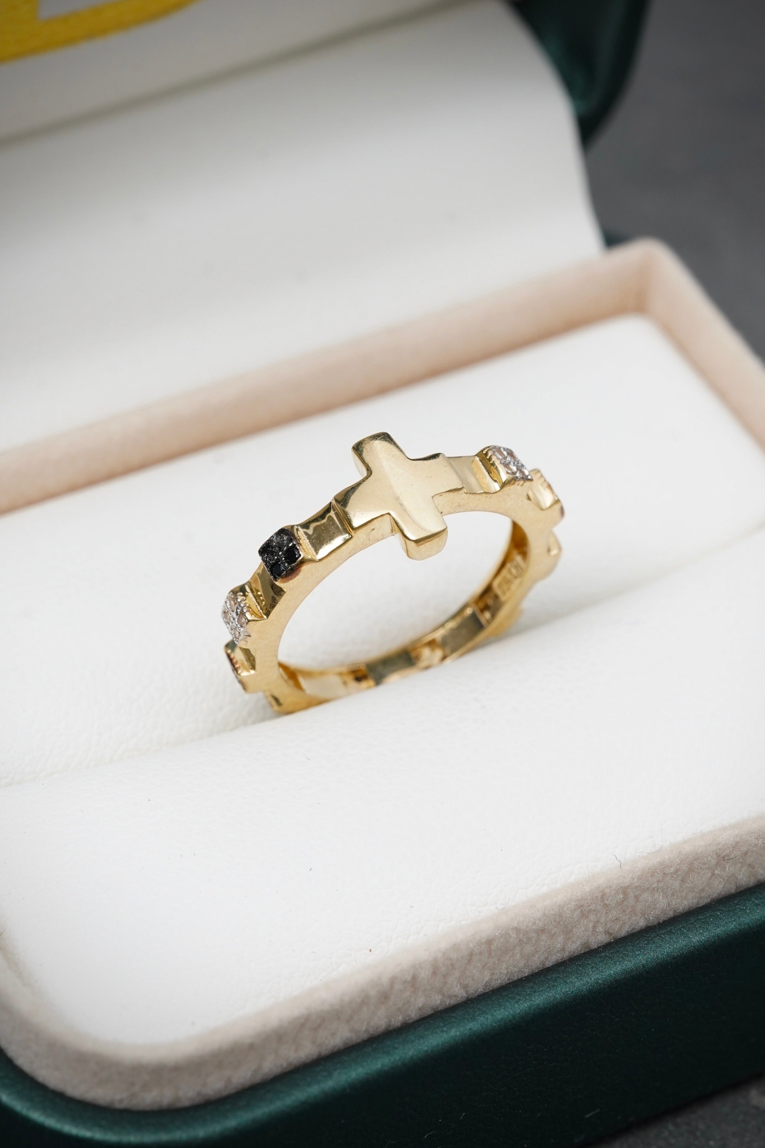 Anillo de cruz con swarovski negro y blanco 2.85gr / TALLA 5 1/2 / Oro Amarillo Nac M