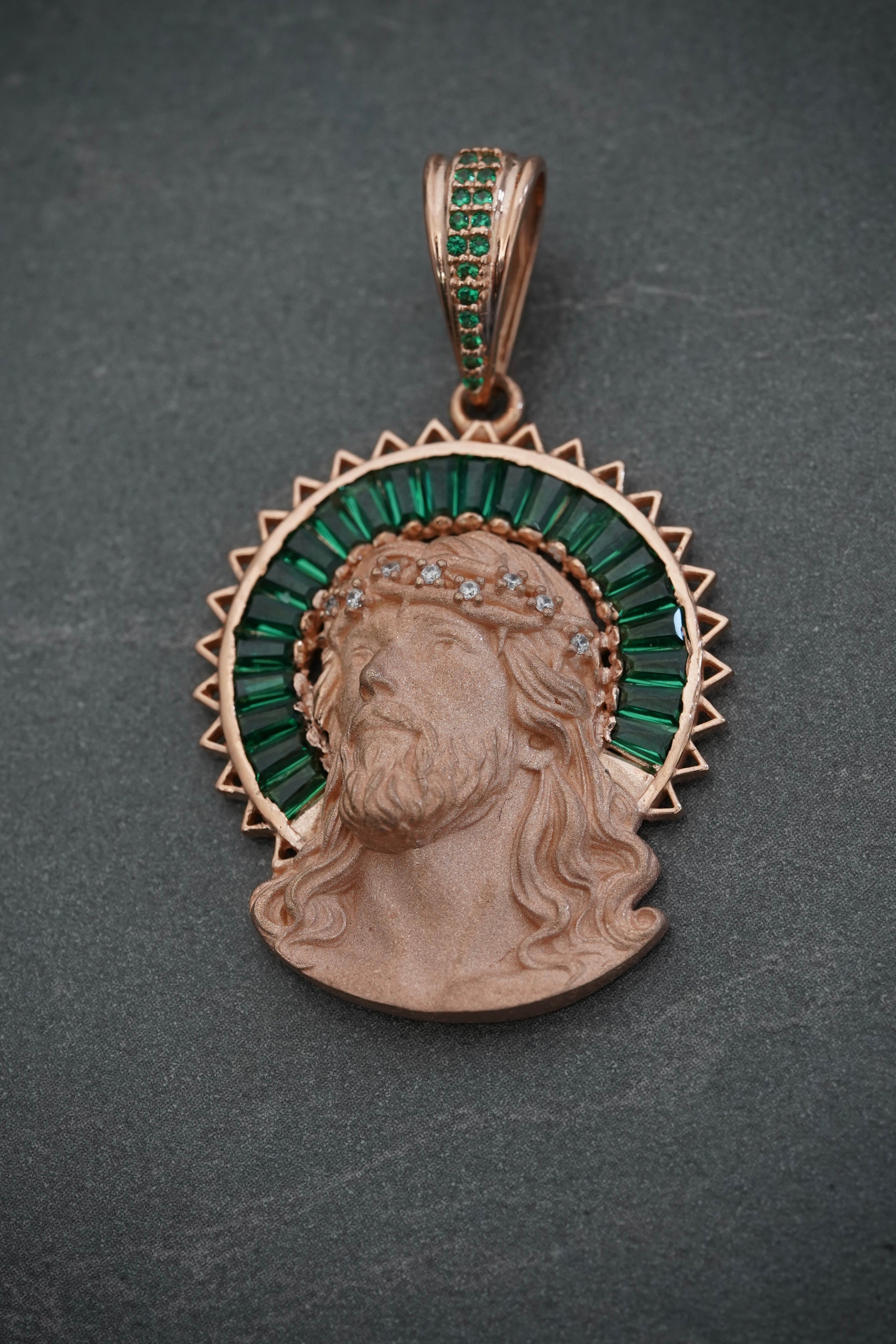 Dije jesus con swarovski verde 8.35gr / Largo 4.5cm / Oro Rosado Nac B