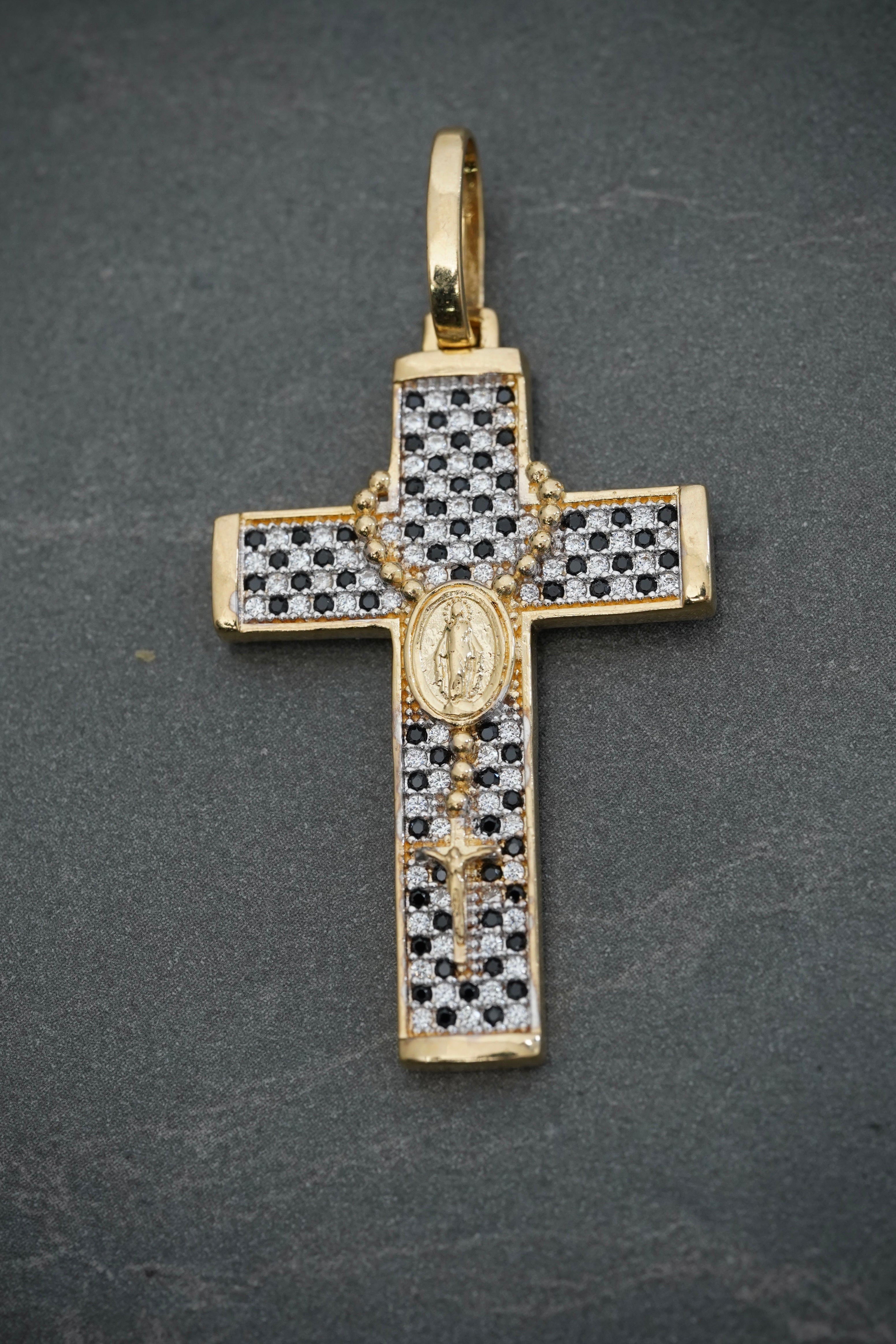 Dije cruz con virgen de la milagrosa swarovski blanco y negro 6.55gr / Largo 4.9cm / Oro Amarillo Nac B