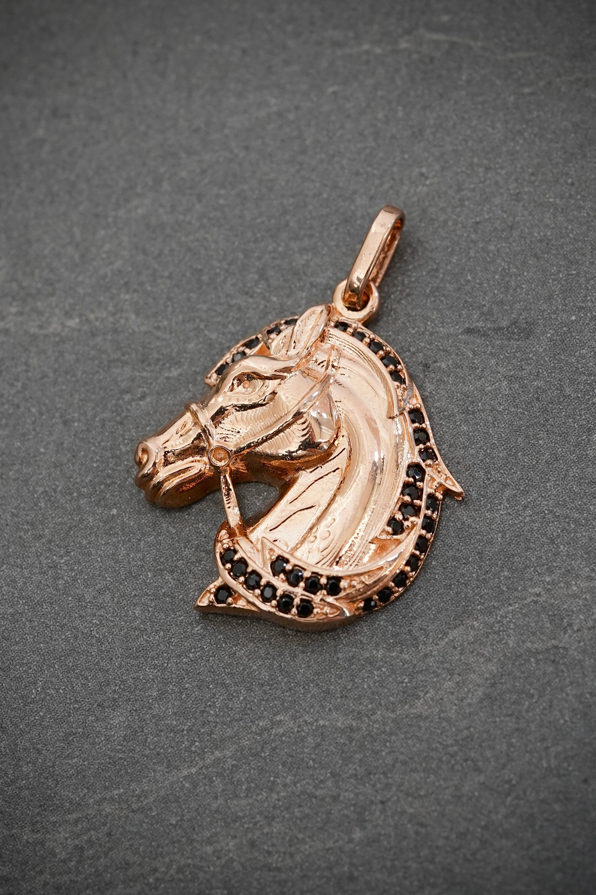 Dije caballo con swarovski negro 4.8gr / Largo 2.2cm / Oro Rosado Nac B