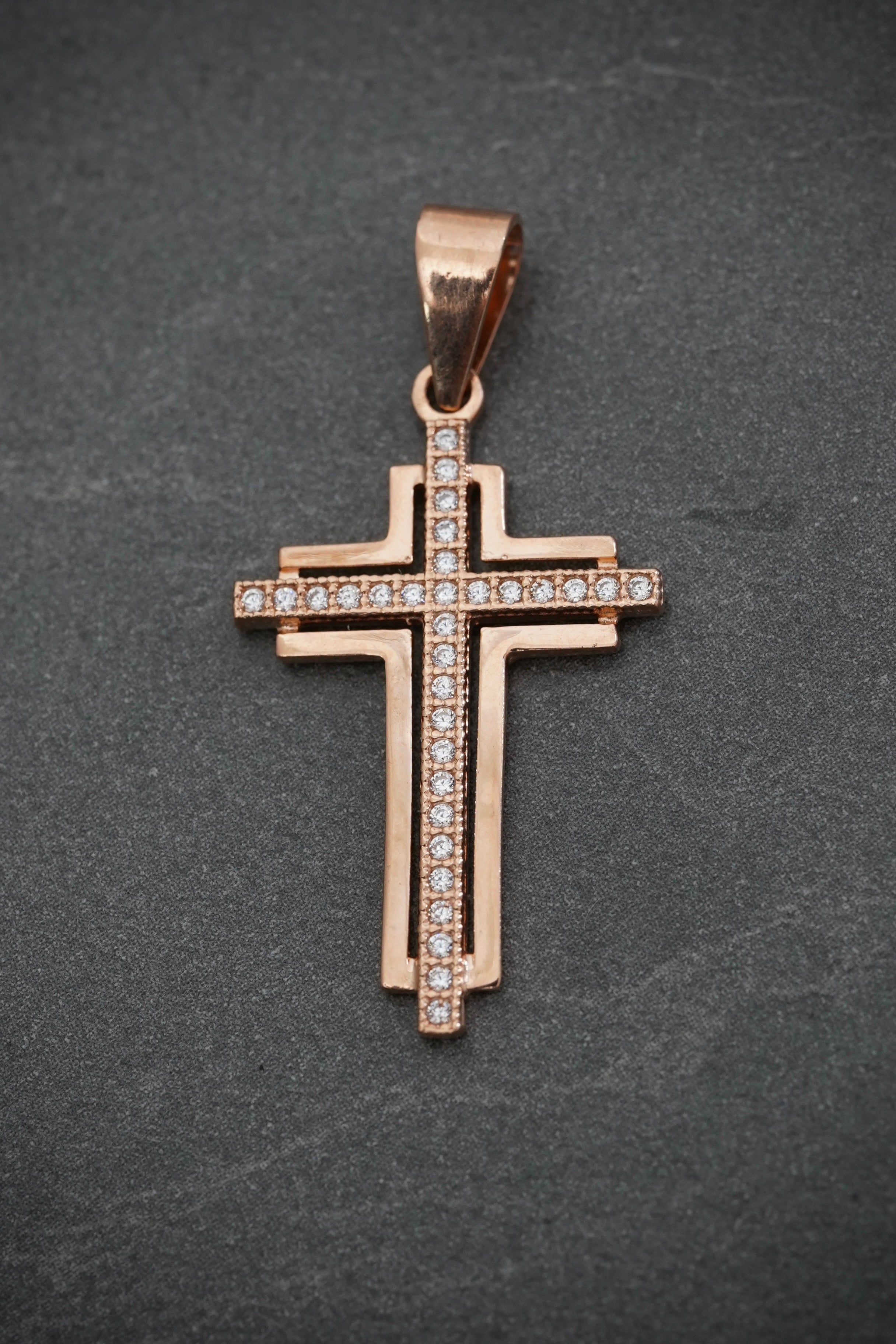 Dije cruz con swarovski blanco 2.1gr / Largo 3.4cm / Oro Rosado Nac B