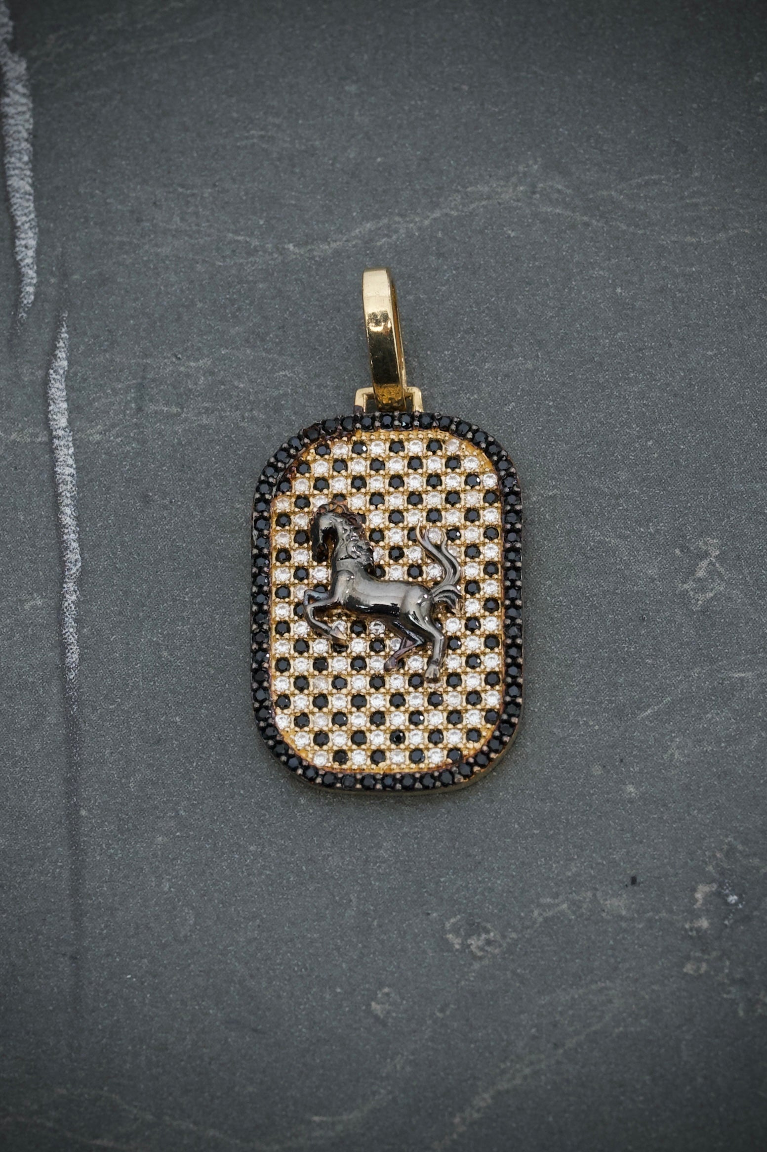 Dije caballo con swarovski negro y blanco 5.5gr / Oro Amarillo Nac P