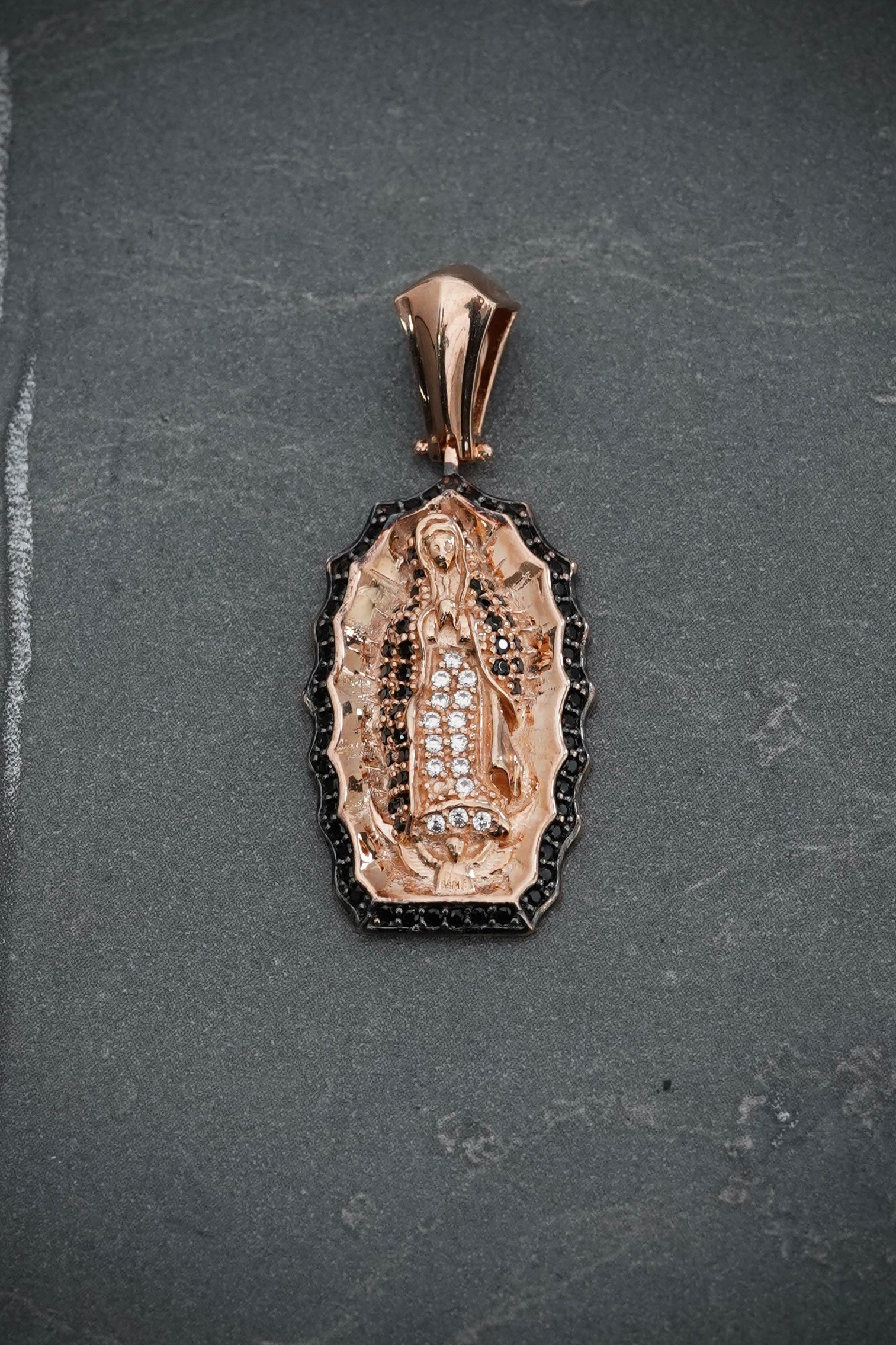 Dije virgen de gudalupe con swarovski negro 5.5gr / Largo 3.5cm / Oro Rosado Nac P