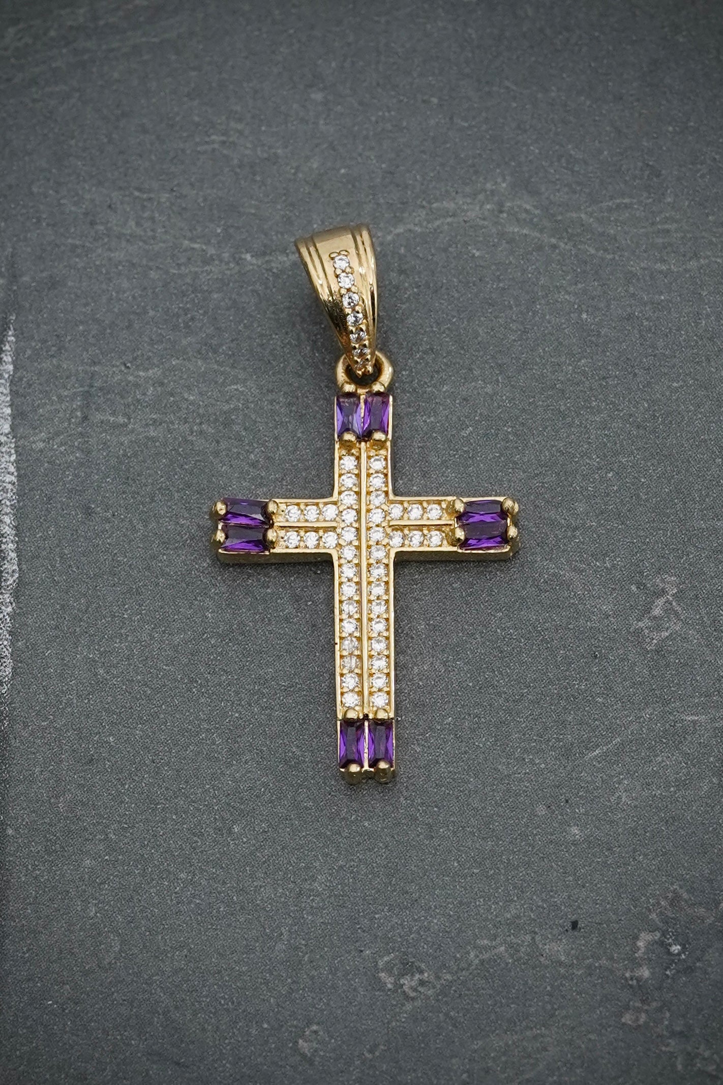 Dije cruz con swarovki morado y blanco 3.05gr / Largo 3.5cm / Oro Amarillo Nac P