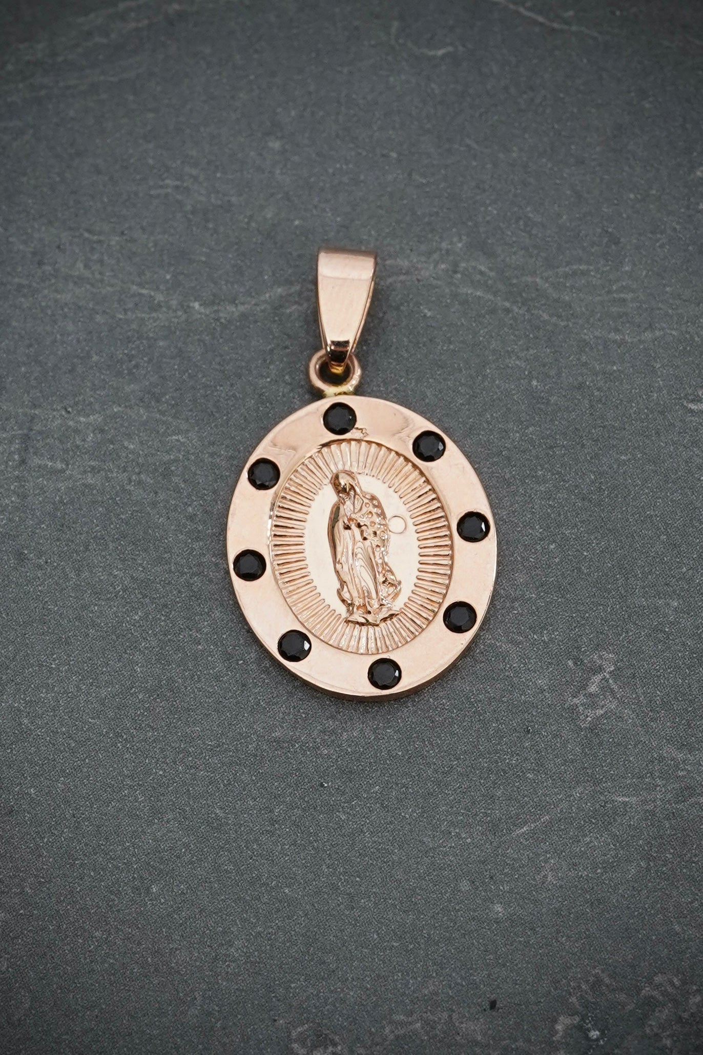 Dije virgen de guadalupe con swarovksi negro 2.55gr / Largo 2.9cm / Oro Rosado Nac P