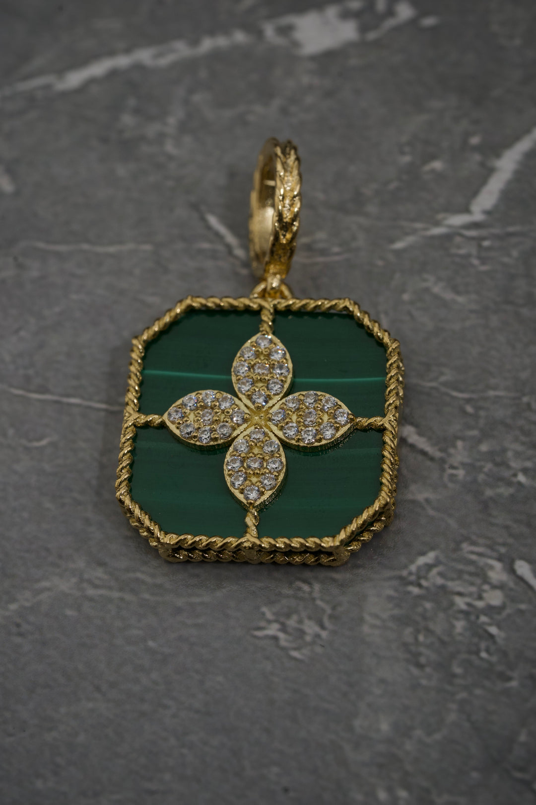 Dije lucky clover con swarovski blanco / verde malaquita 2.35gr / 2.6cm — Oro Amarillo
