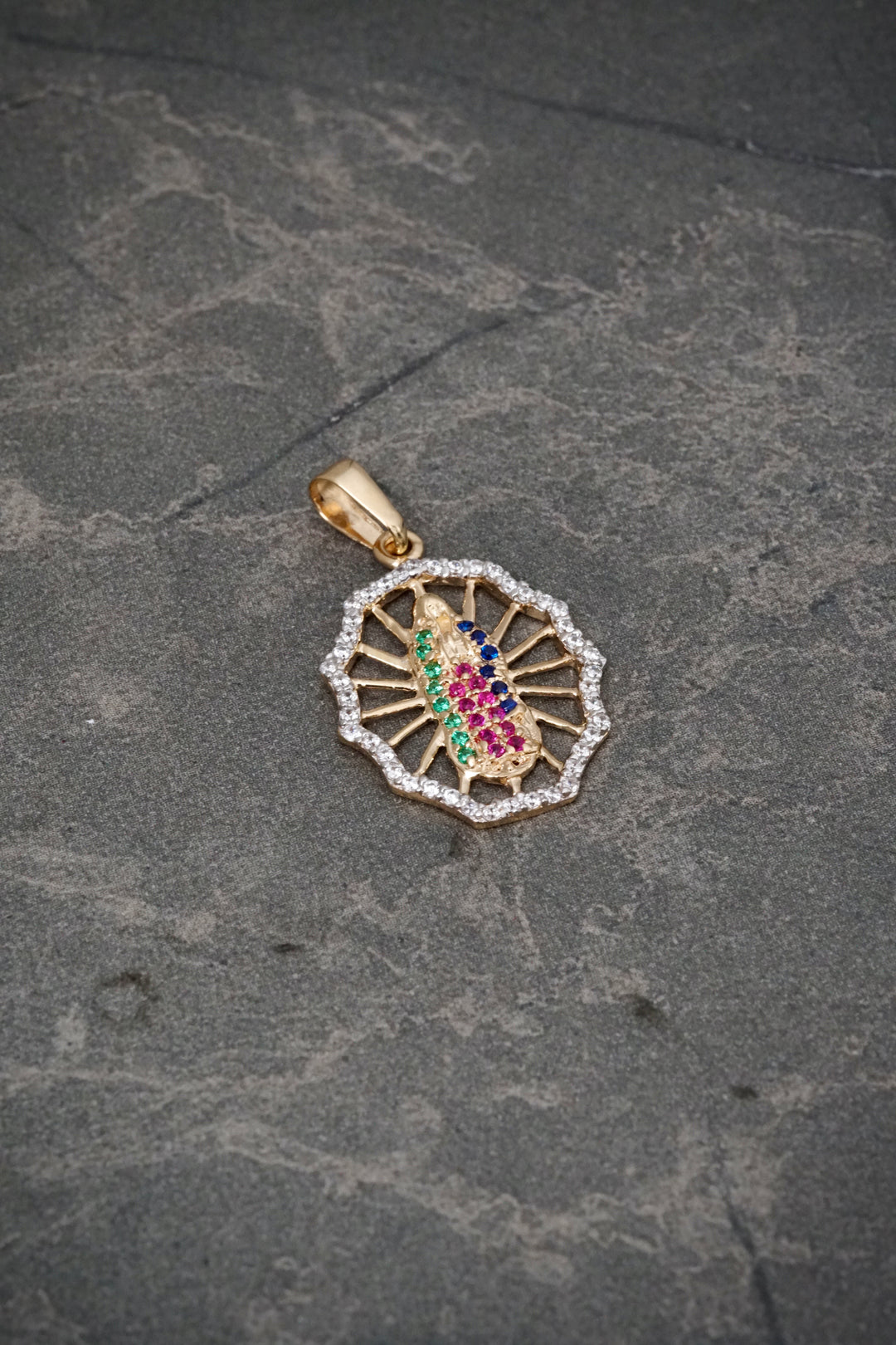 Dije virgen de guadalupe con swarovski multicolor 2.15gr / Largo 2.8cm — Oro Amarillo