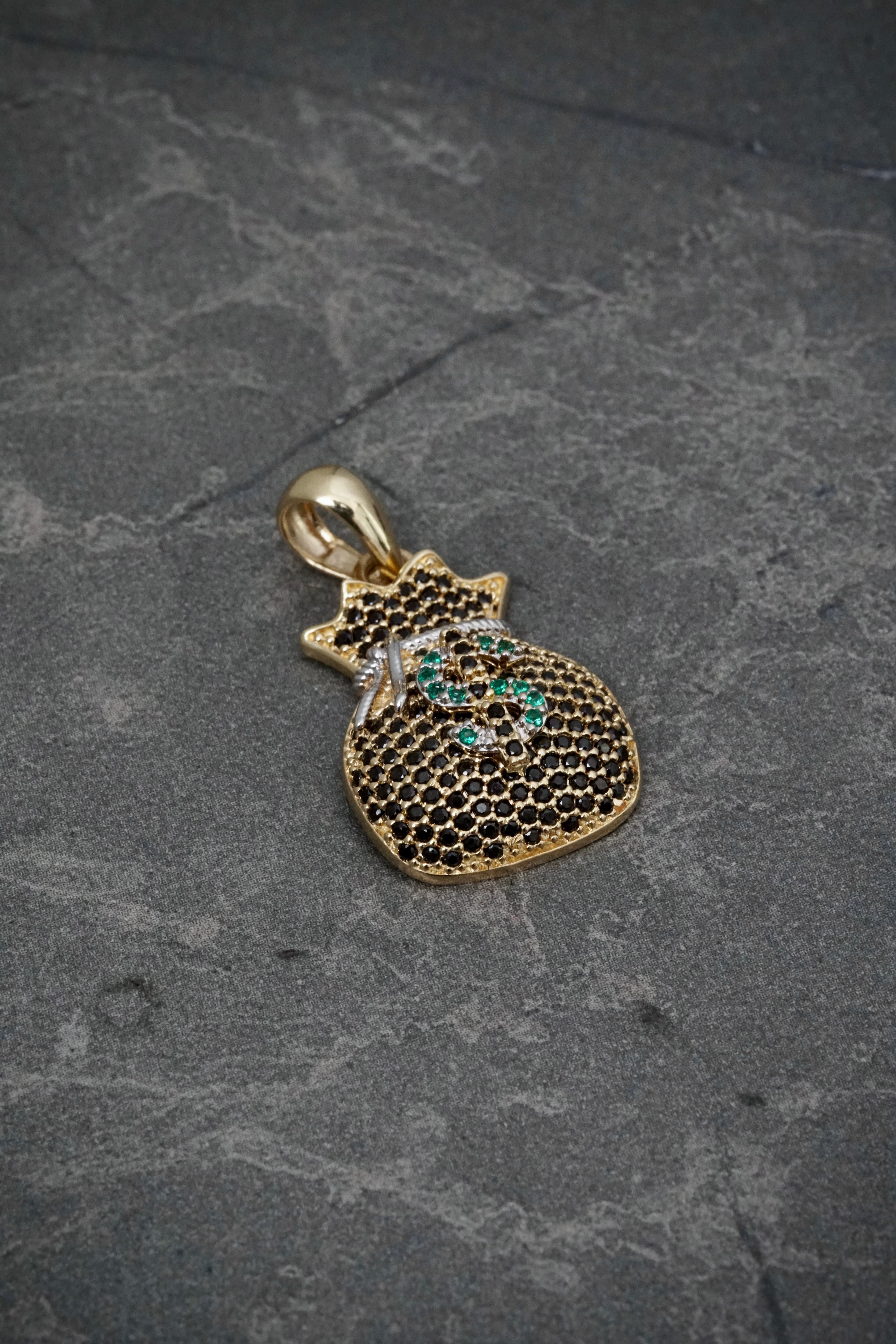 Dije bolsa de dinero con swarovski negro y verde 4.45gr / Largo 3cm / Oro Amarillo Nac P