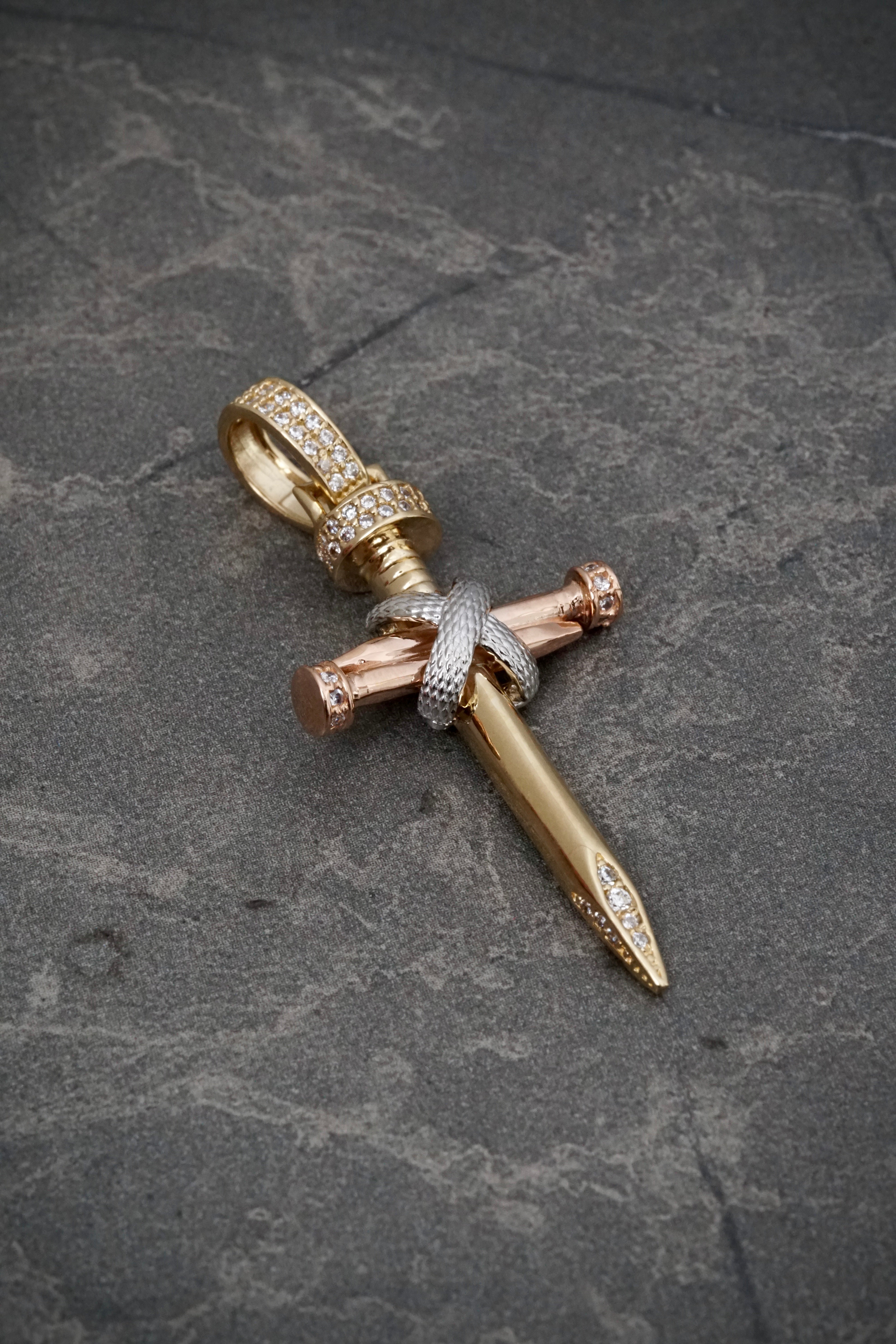 Dije cruz clavo con swarovski blanco 5.25gr / Largo 4.7cm / Tres Oros Nac P