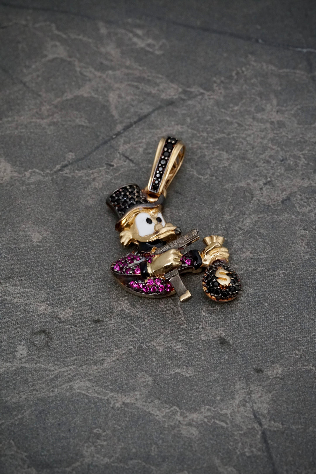 Dije tio rico con swarovski fucsia y negro 6gr / Largo 3.6cm — Oro Amarillo