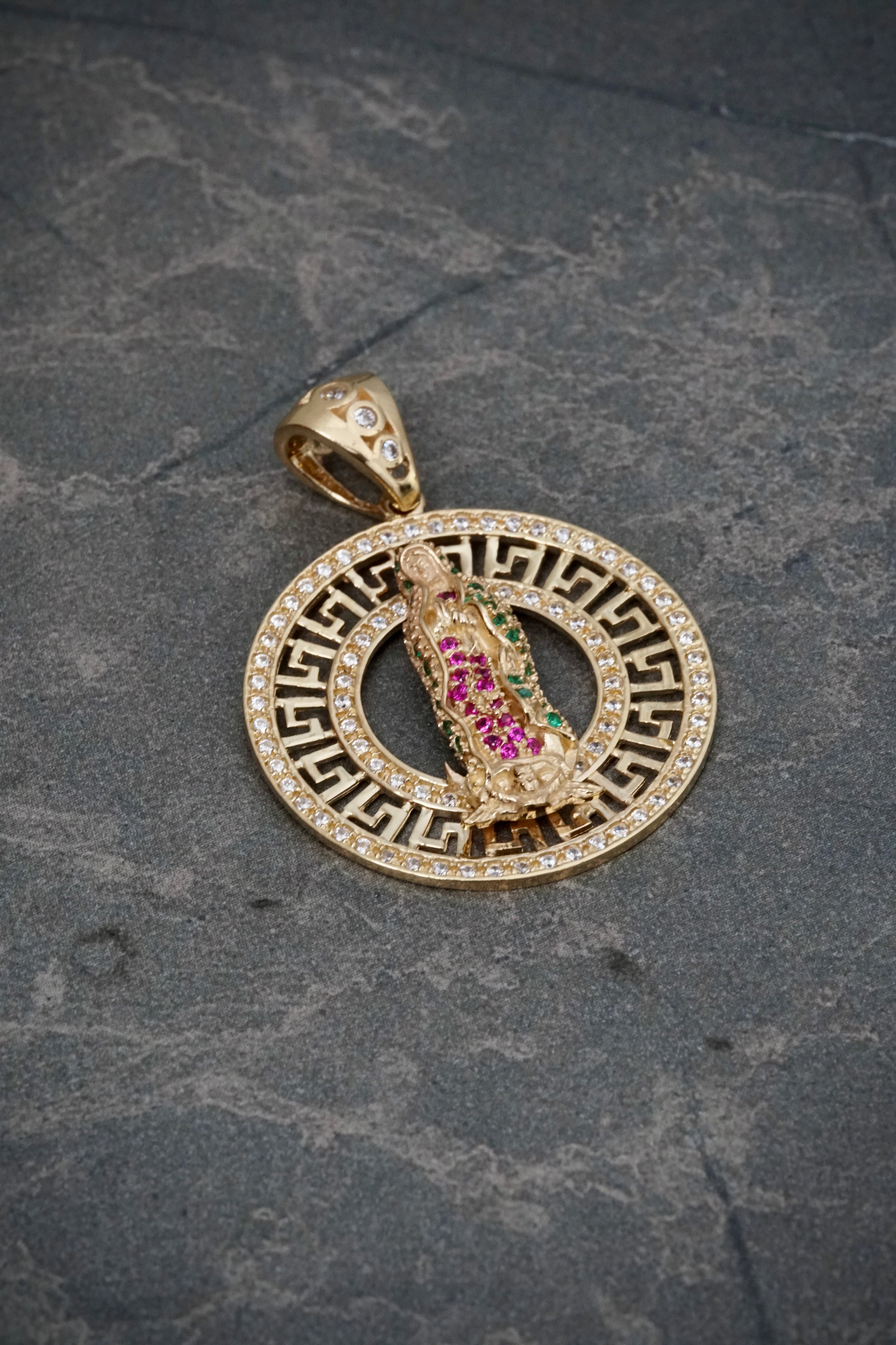 Dije virgen de guadalupe con swarovski verde y fucsia 6.95gr / Largo 3.7cm / Oro Amarillo Nac P