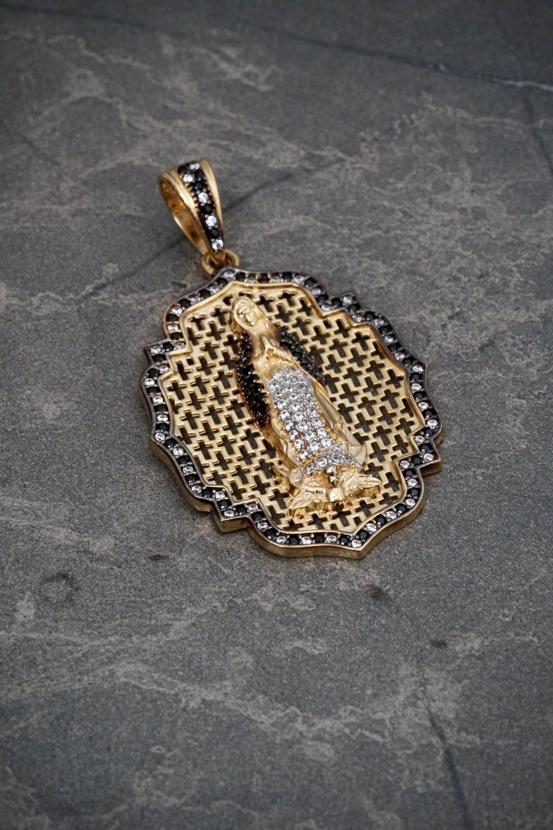 Dije virgen de guadalupe con swarovski negro y blanco 8.05gr / Largo 4.8cm — Oro Amarillo