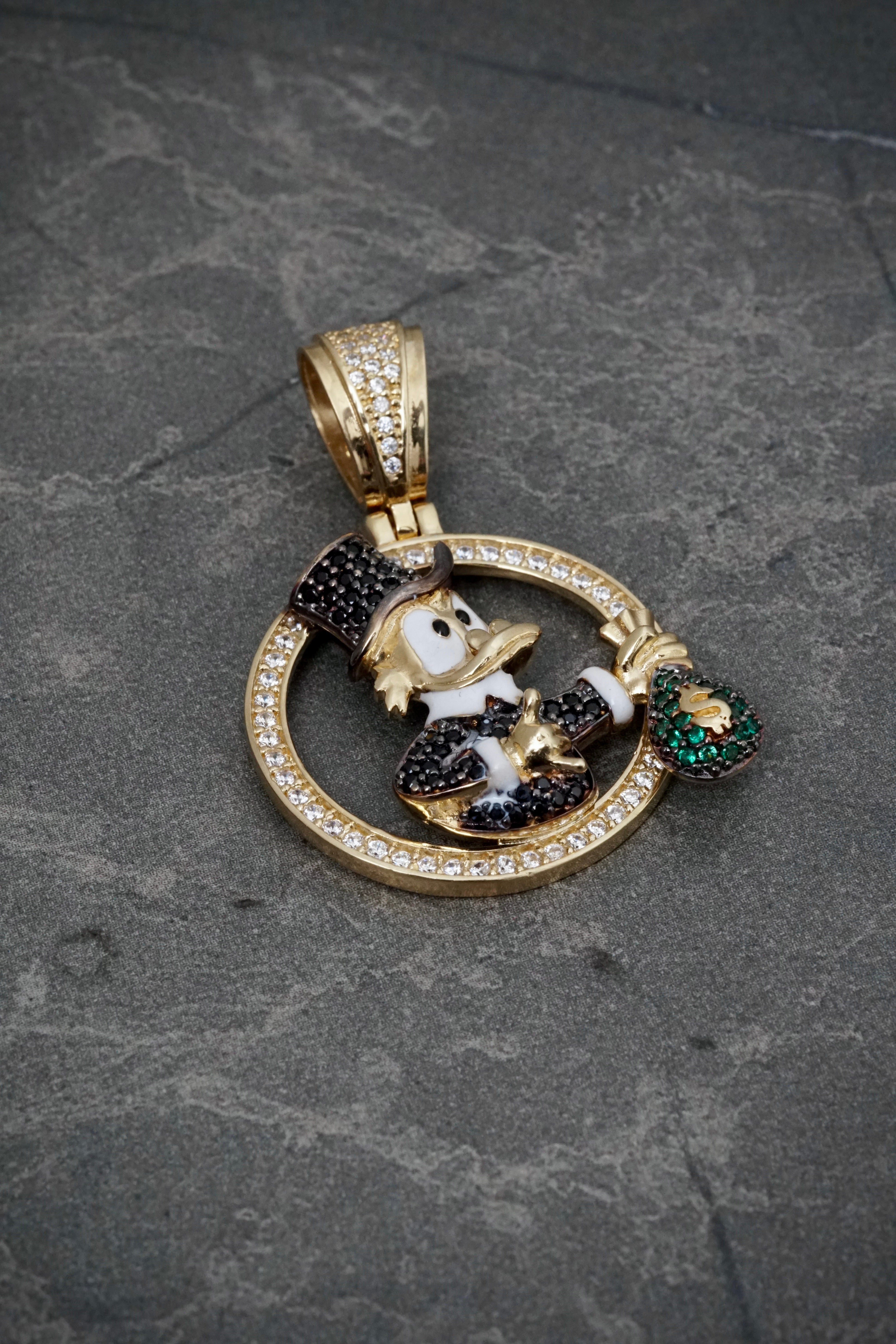 Dije tio rico con swarovski negro y blanco 9.6gr / Largo 3.9cm / Oro Amarillo Nac P