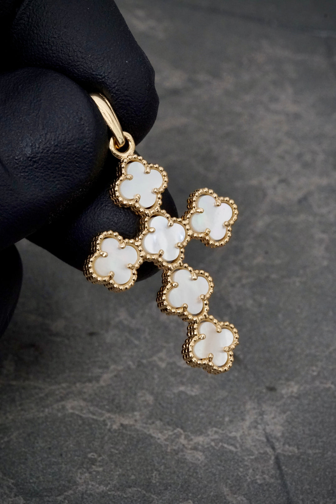 Dije cruz lucky clover blanca 3.95gr / Largo 4cm — Oro Amarillo