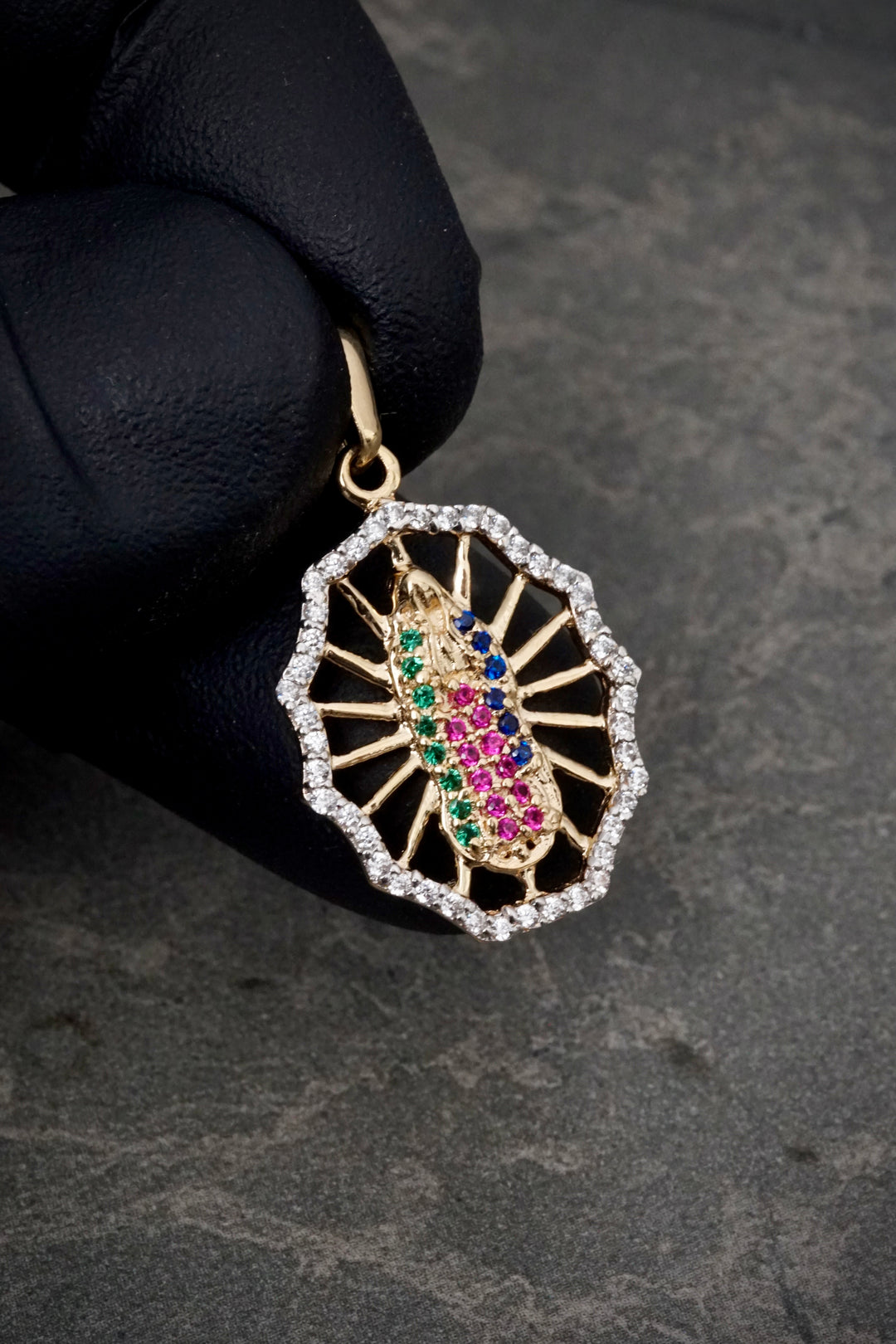 Dije virgen de guadalupe con swarovski multicolor 2.15gr / Largo 2.8cm — Oro Amarillo