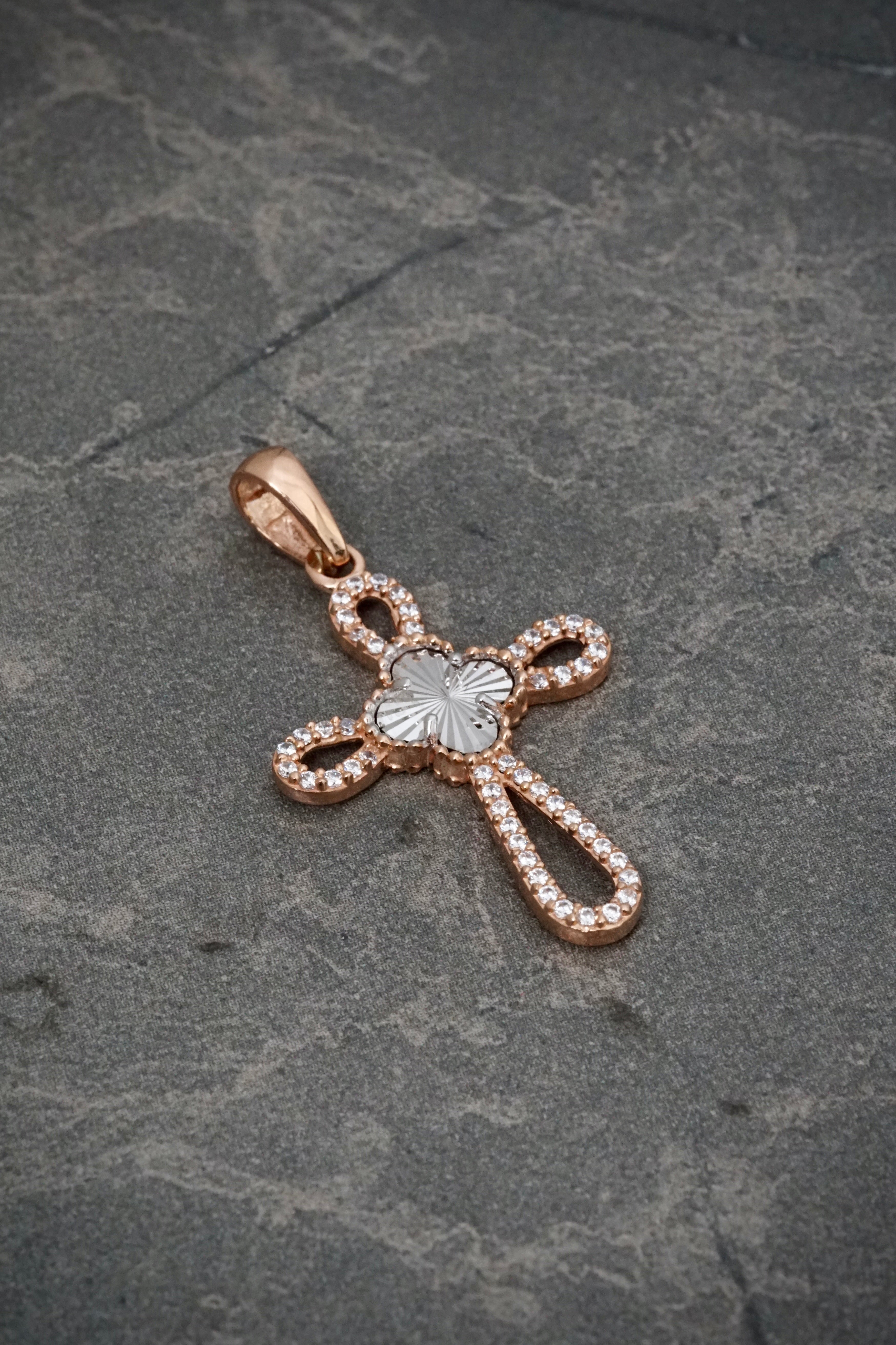 Dije cruz lucky clover diamantada 2.05gr / Largo 3.5cm / Dos Oros Nac B