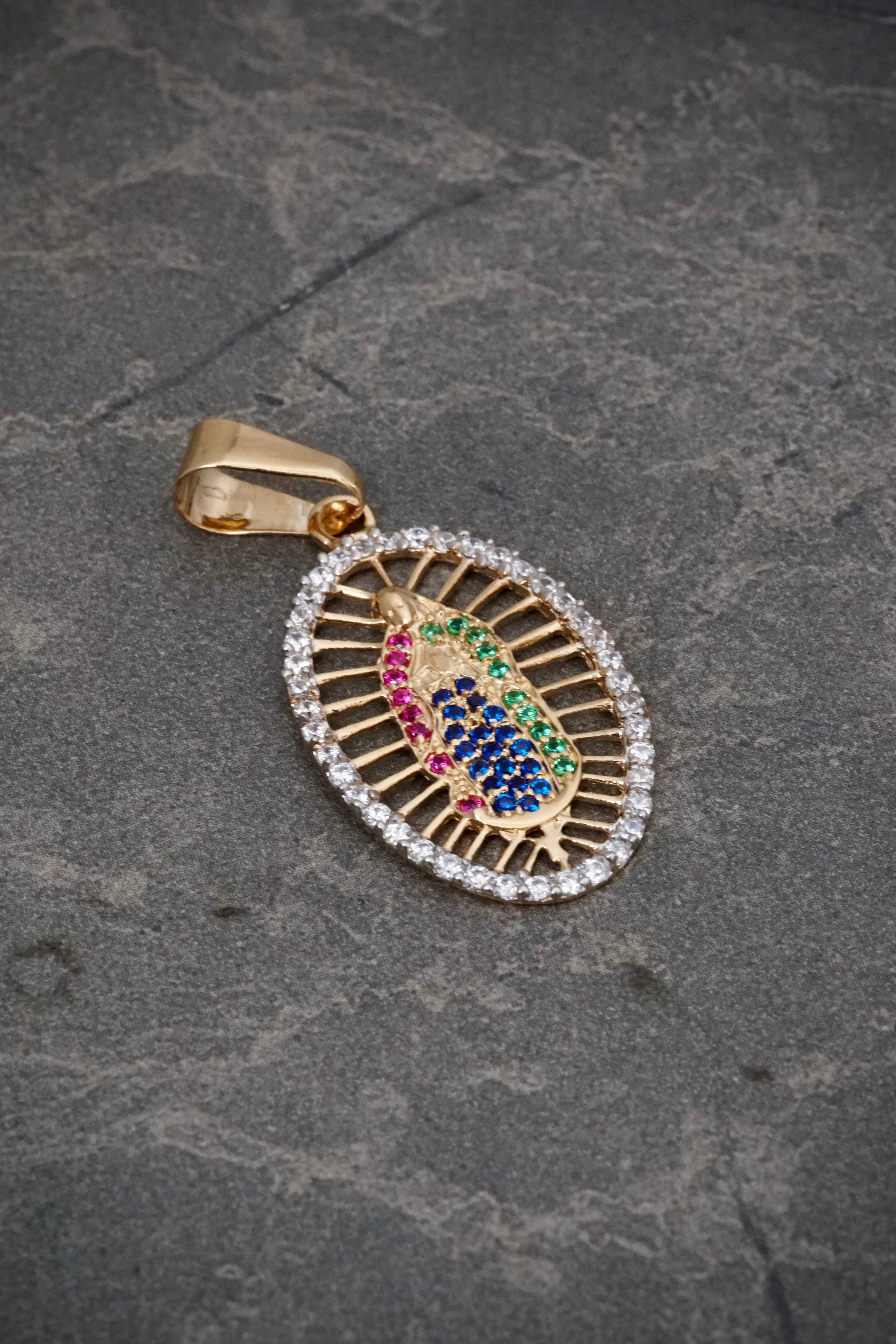 Dije virgen de guadalupe con swarovski multicolor 2.4gr / Largo 3.5cm / Oro Amarillo Nac B