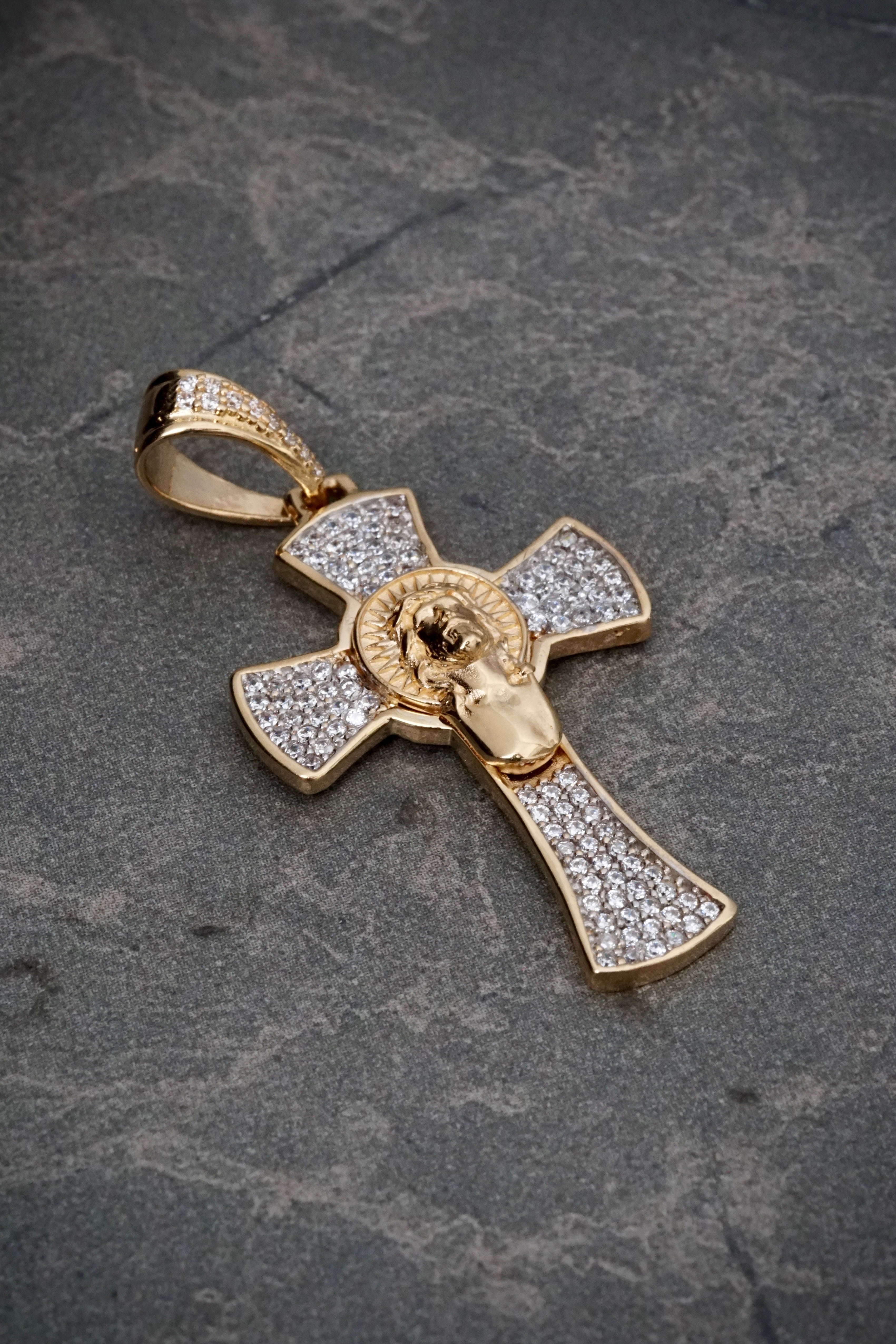 Dije cruz con cristo y swarovski blanco 5.35gr / Largo 4.3cm / Oro Amarillo Nac B